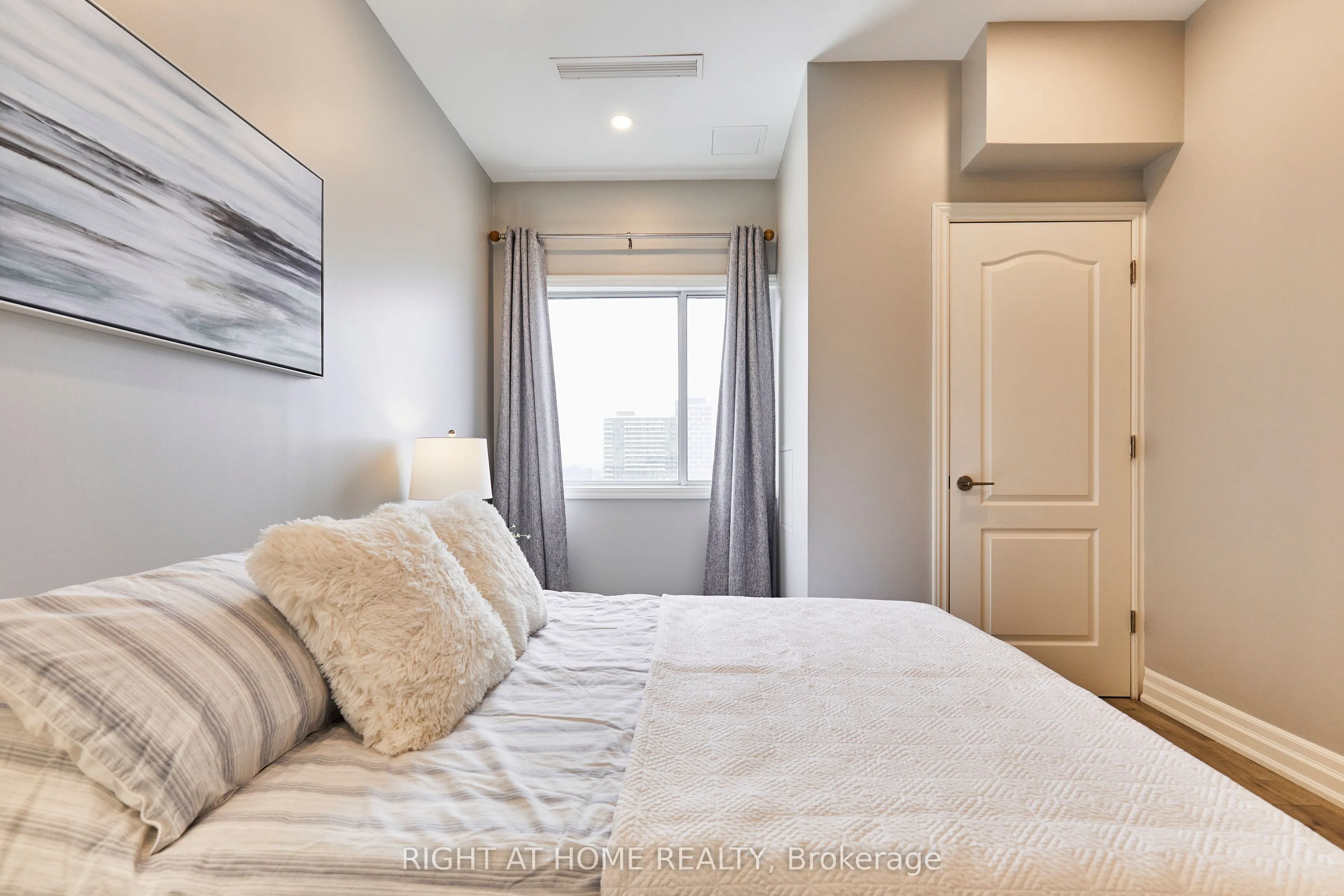 44 Bond Street W, #804