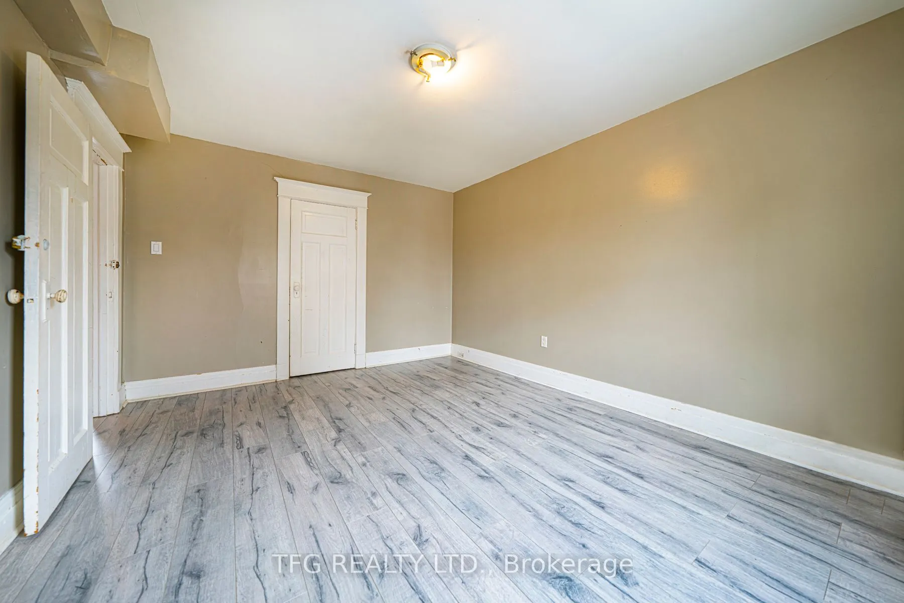 112 Brock Street E, #2nd Floor