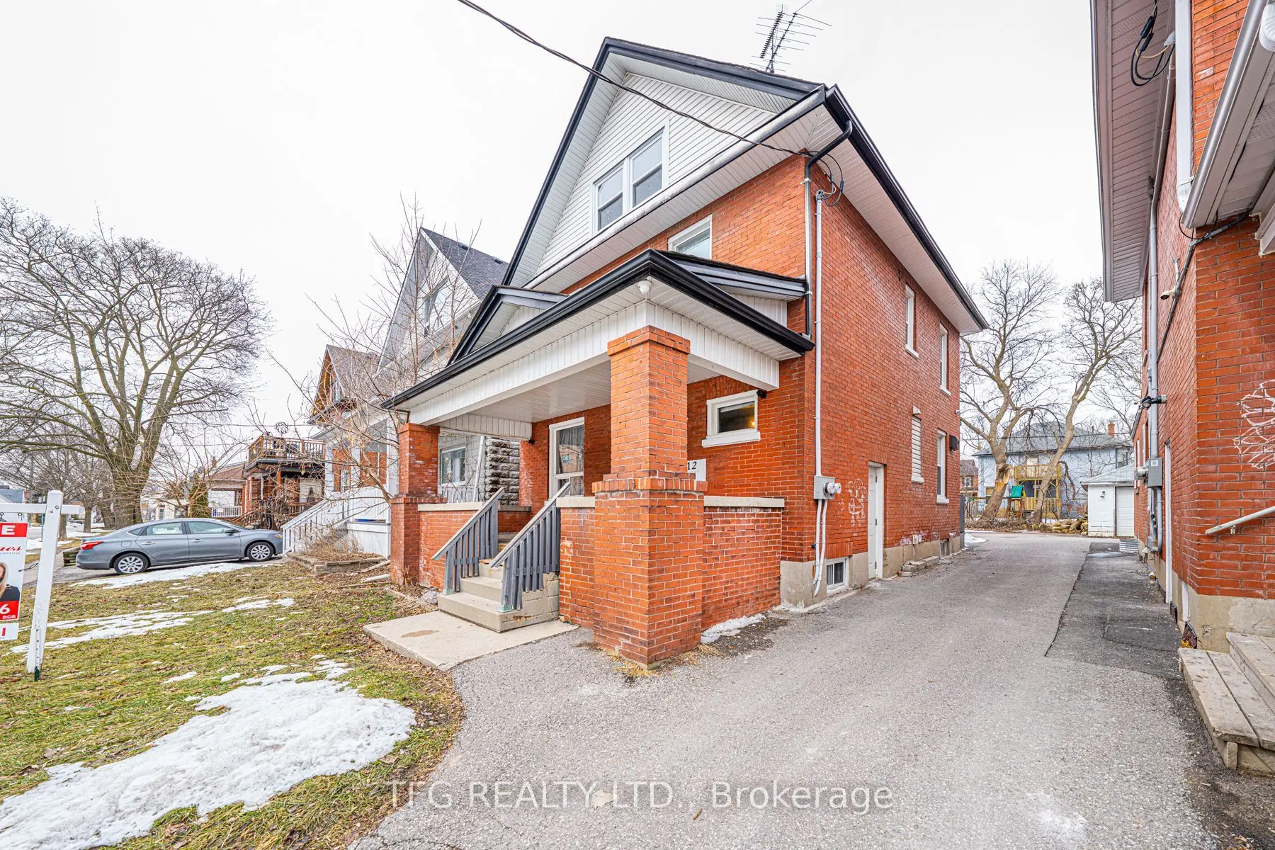 112 Brock Street E, #2nd Floor