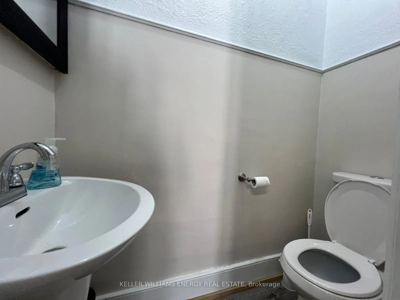 136 Simcoe Street N, #2