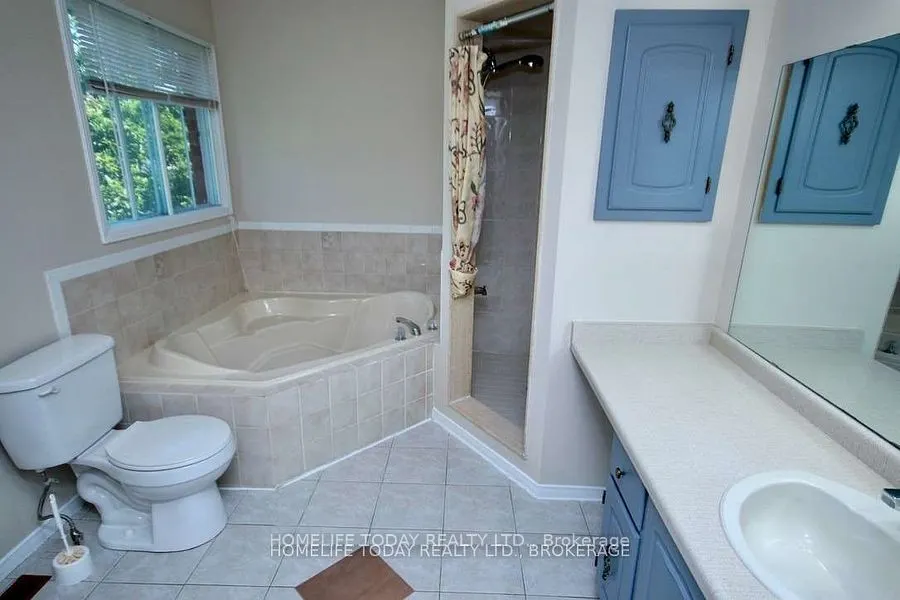 2390 Wildwood Crescent