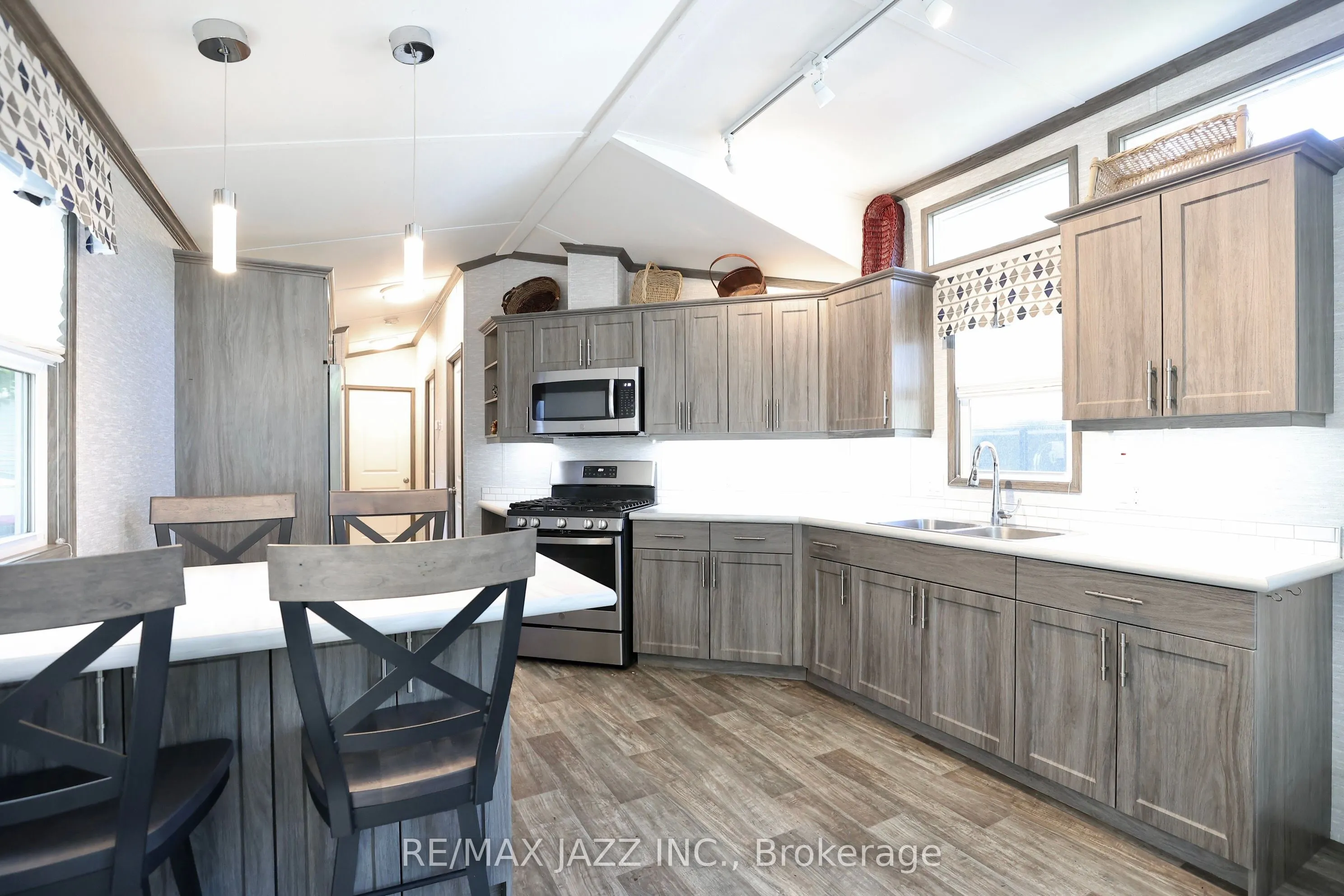 225 Platten Boulevard, #819