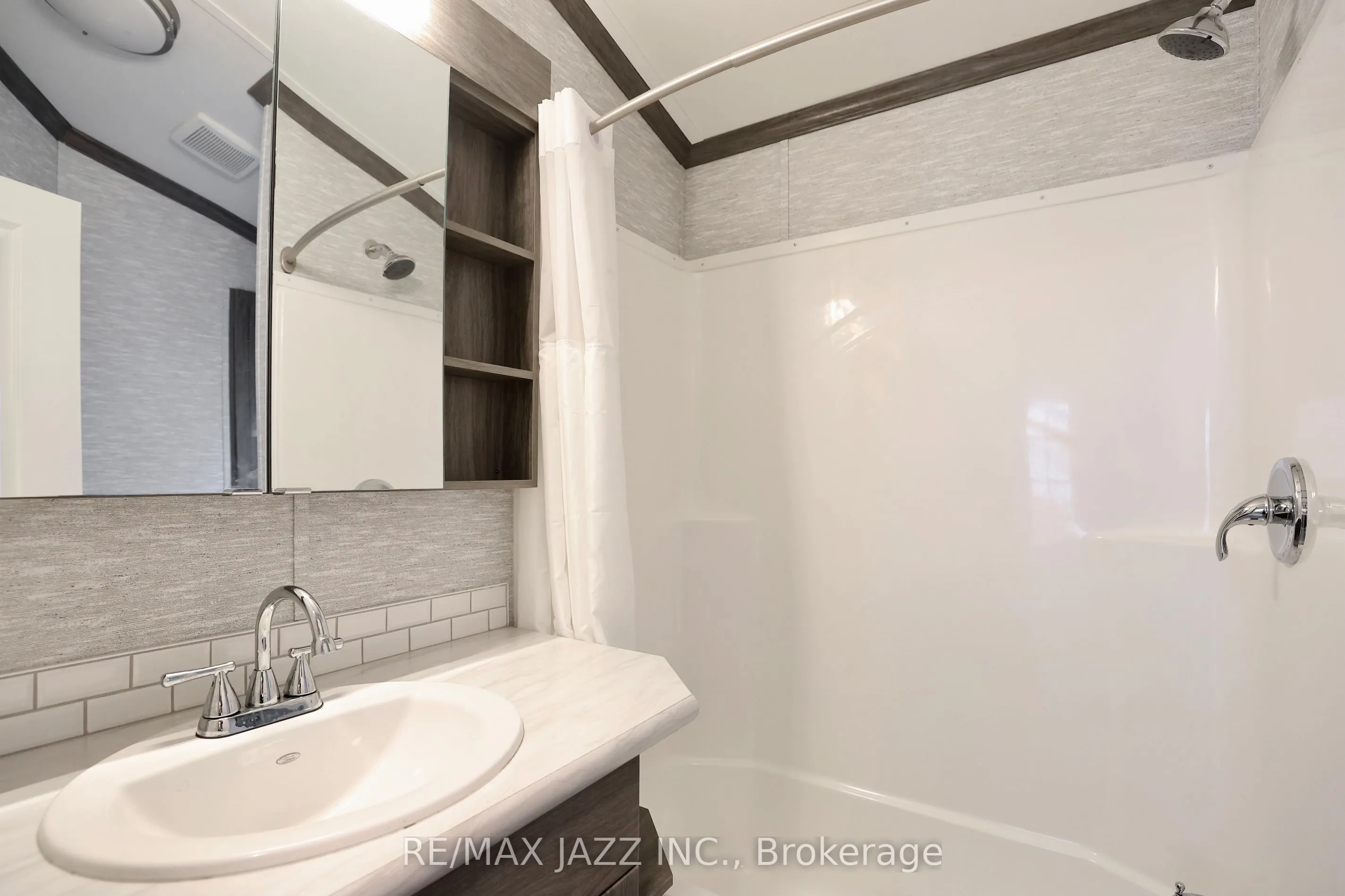 225 Platten Boulevard, #819