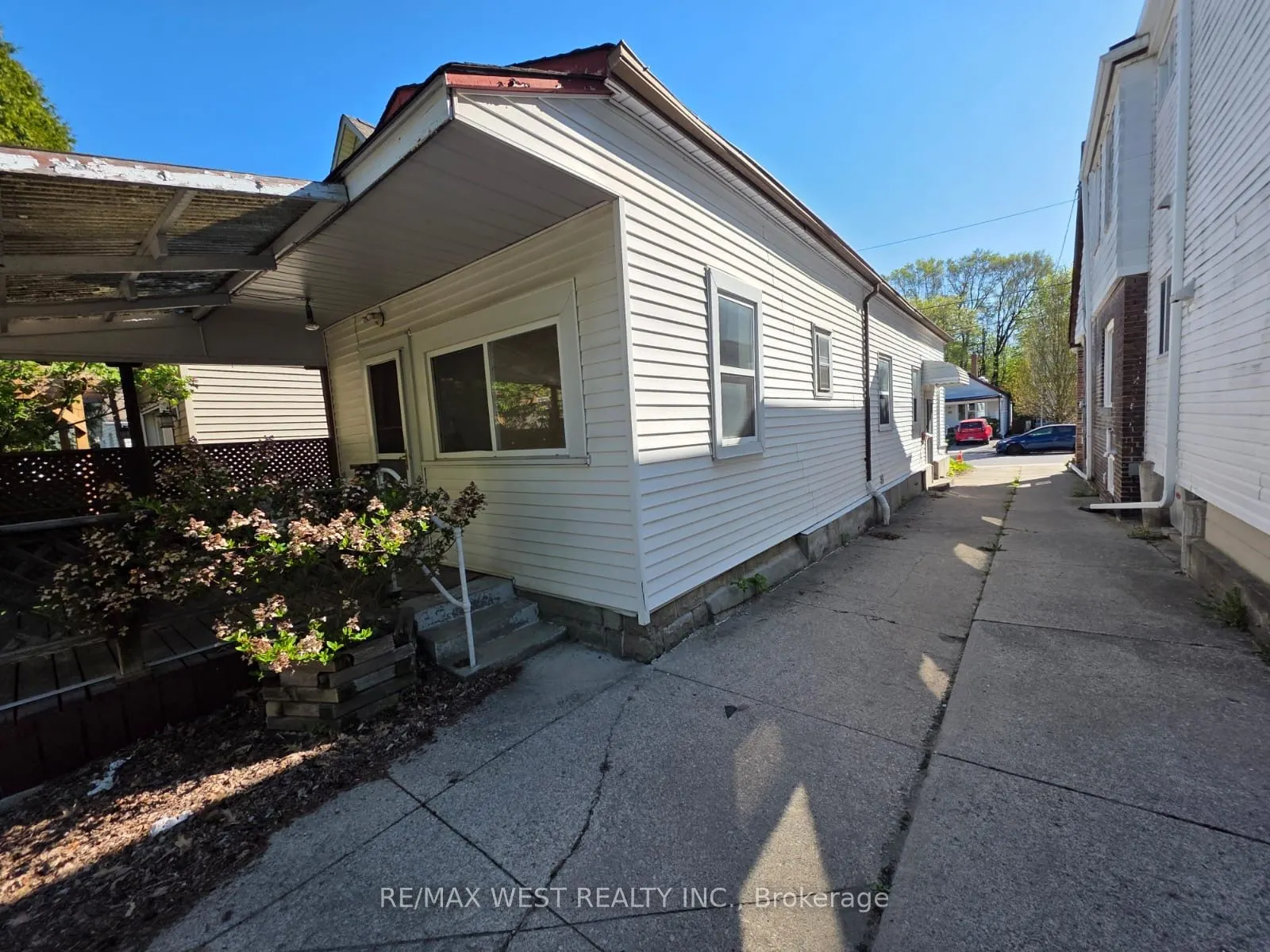 160 King Edward Avenue