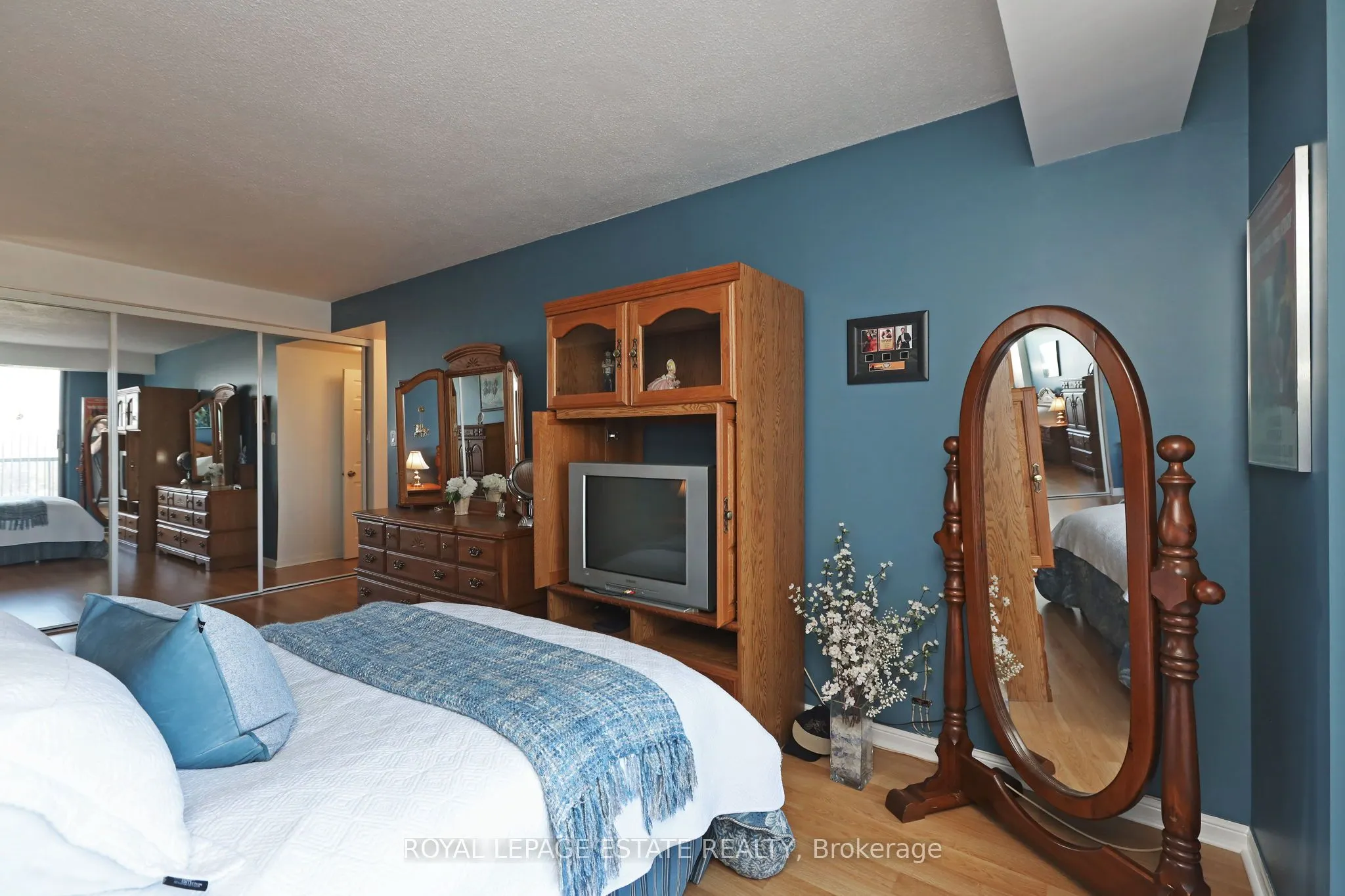 757 Victoria Park Avenue, #906