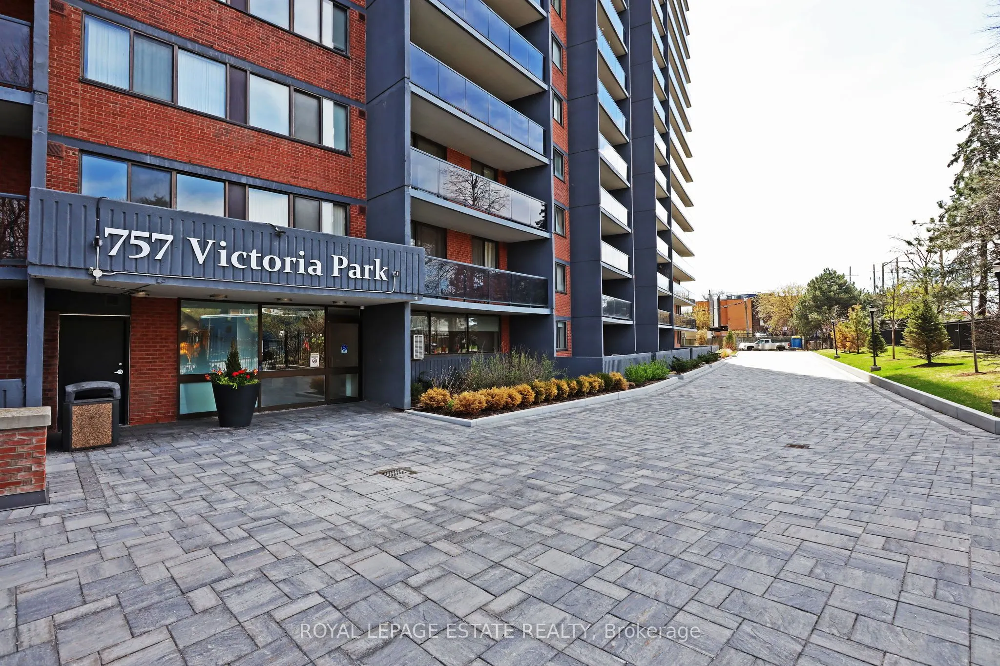 757 Victoria Park Avenue, #906