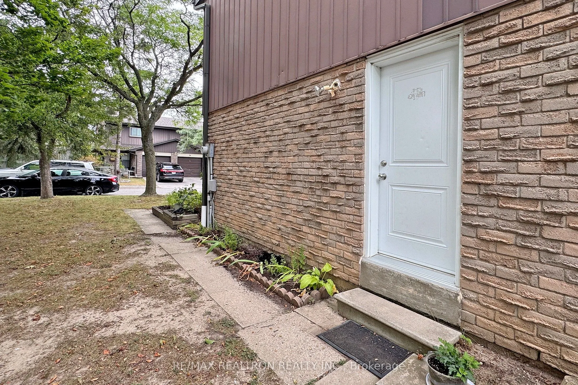 1121 Sandhurst Circle, #20