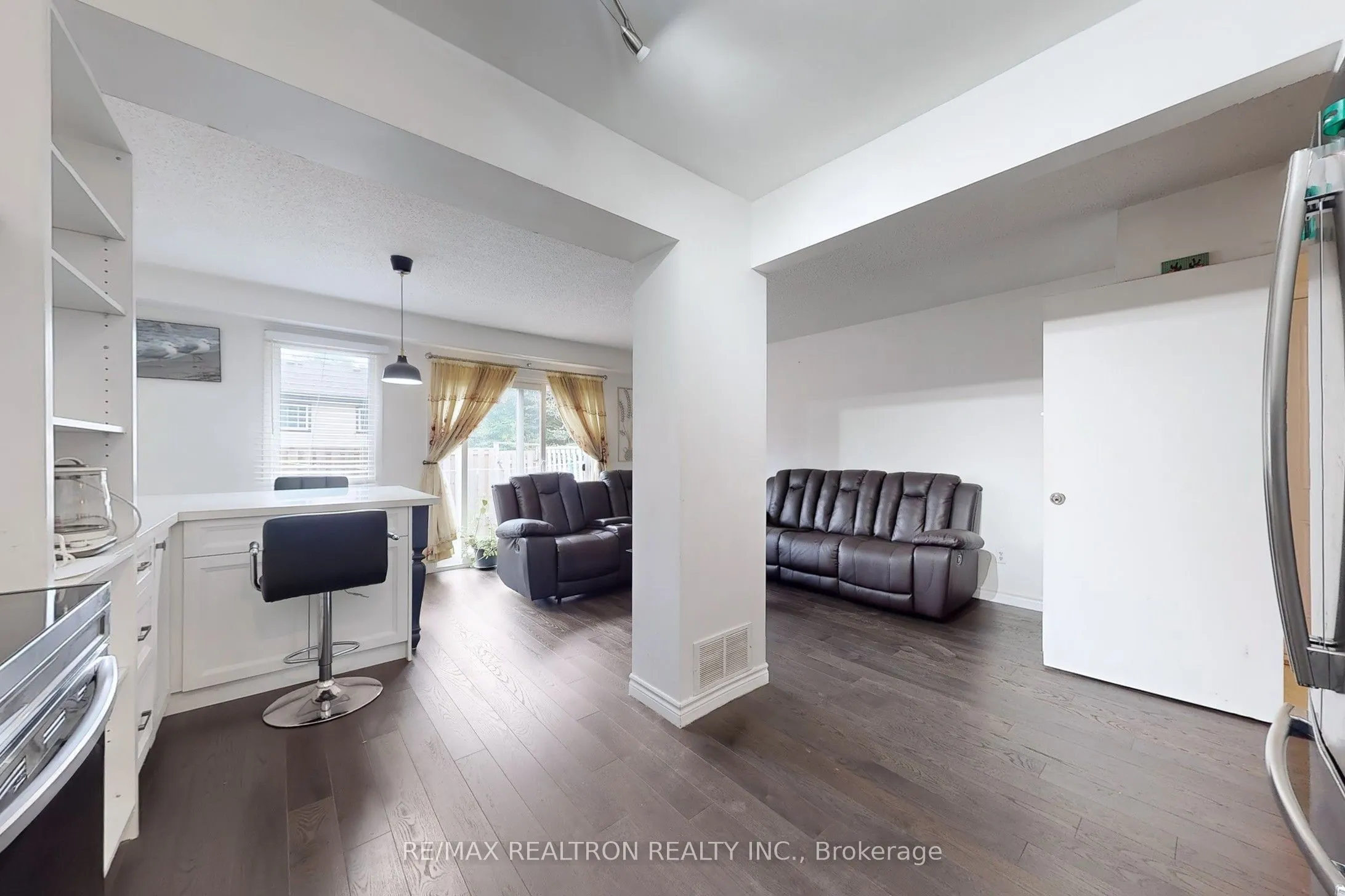 1121 Sandhurst Circle, #20