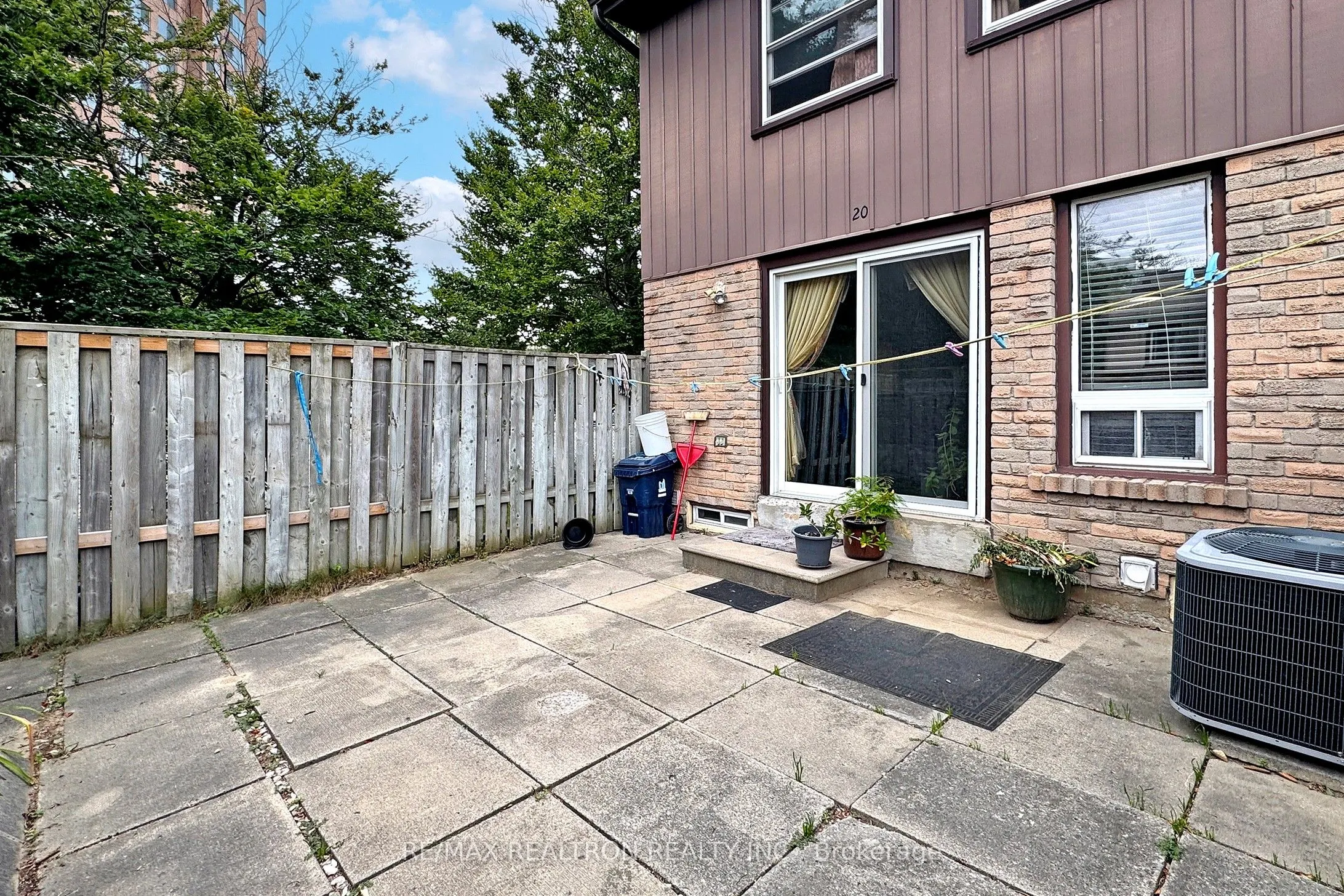 1121 Sandhurst Circle, #20