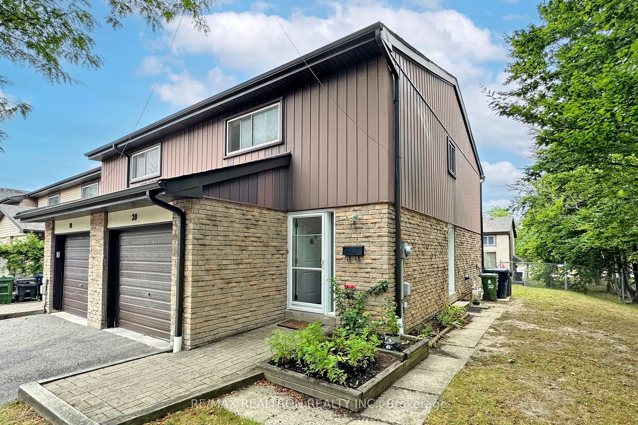 1121 Sandhurst Circle, #20