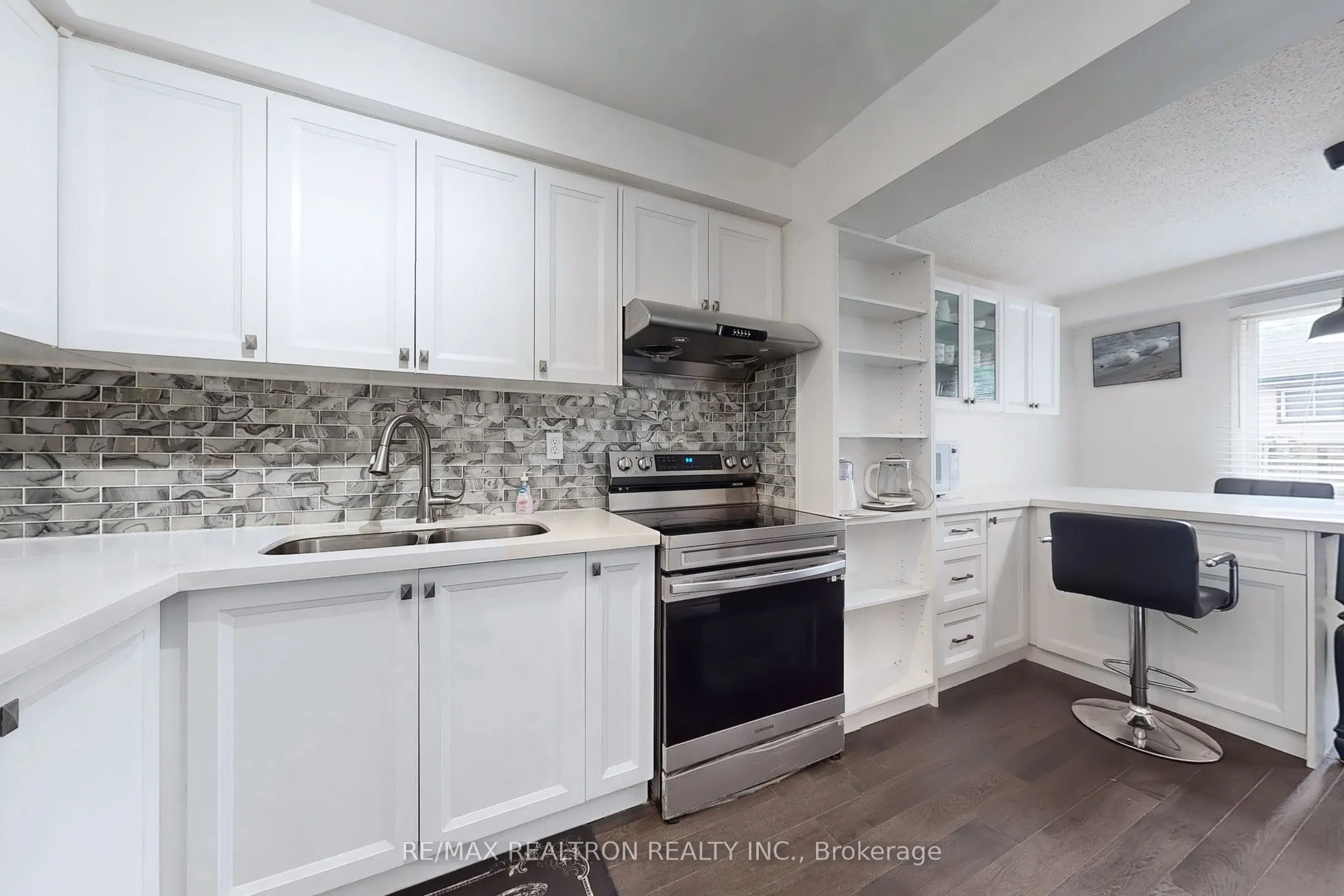 1121 Sandhurst Circle, #20