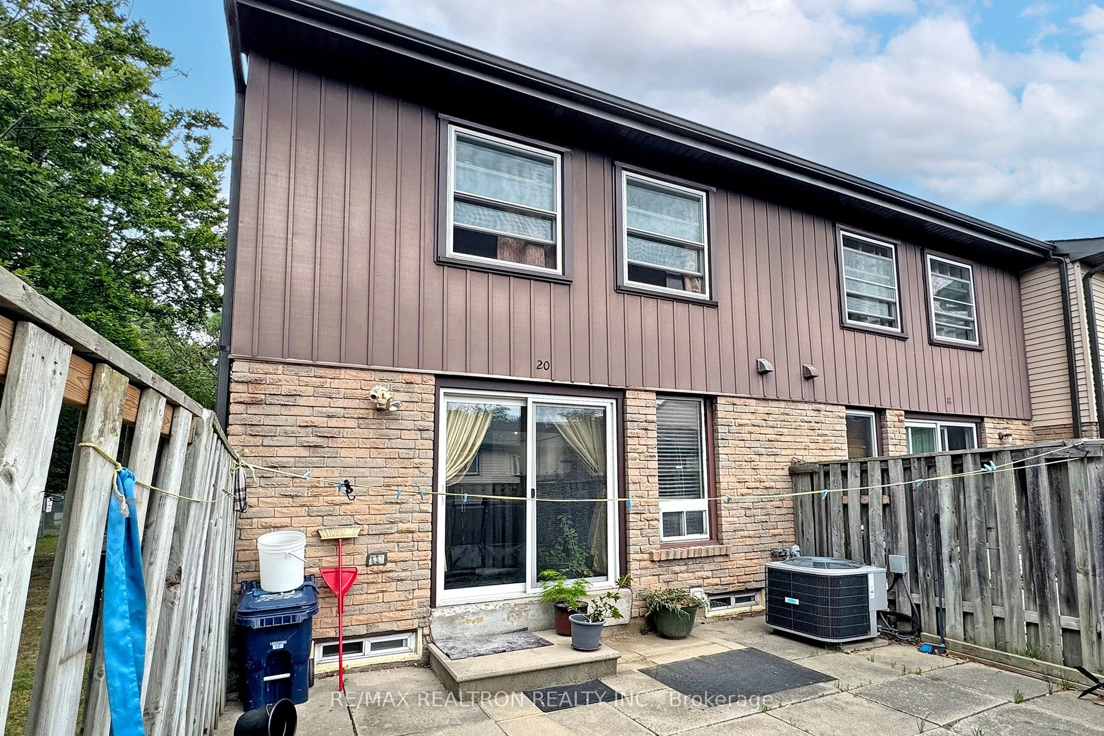 1121 Sandhurst Circle, #20