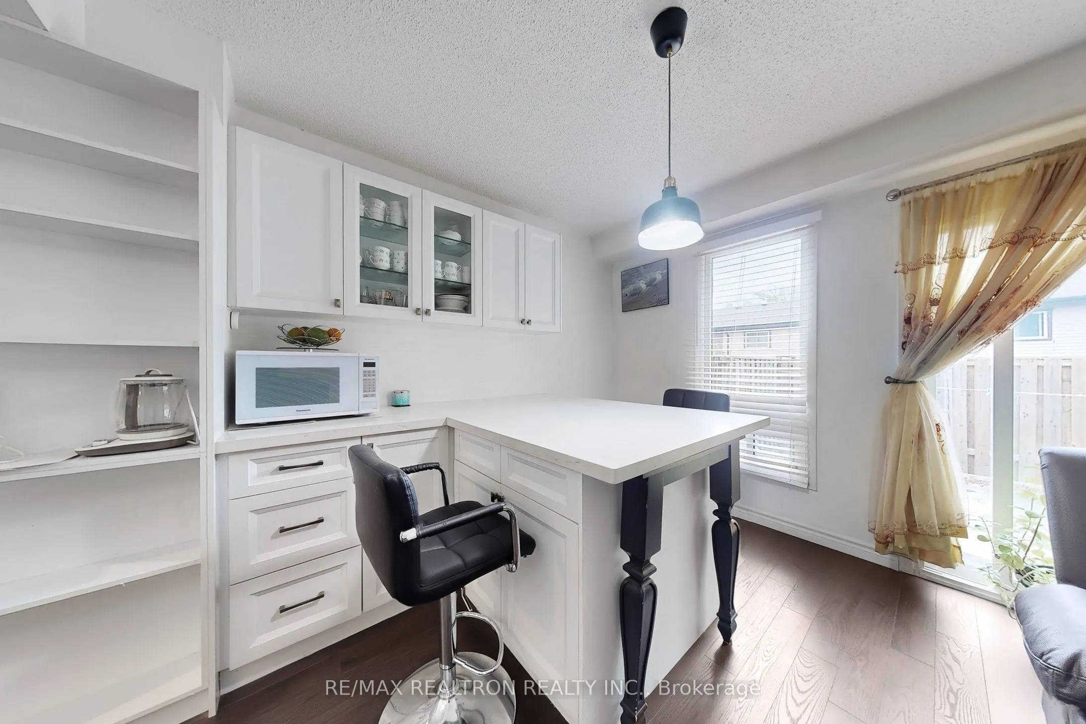 1121 Sandhurst Circle, #20
