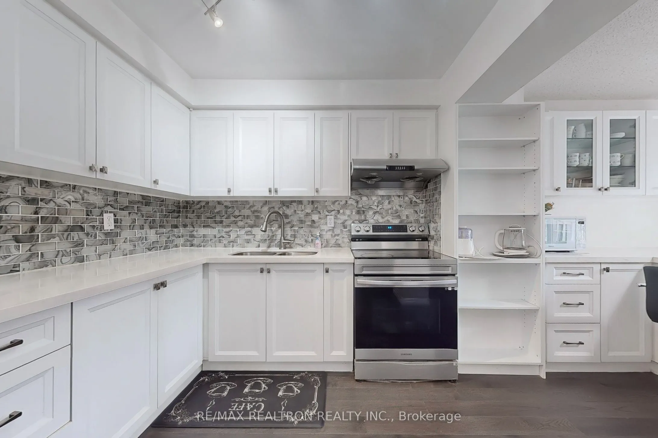 1121 Sandhurst Circle, #20