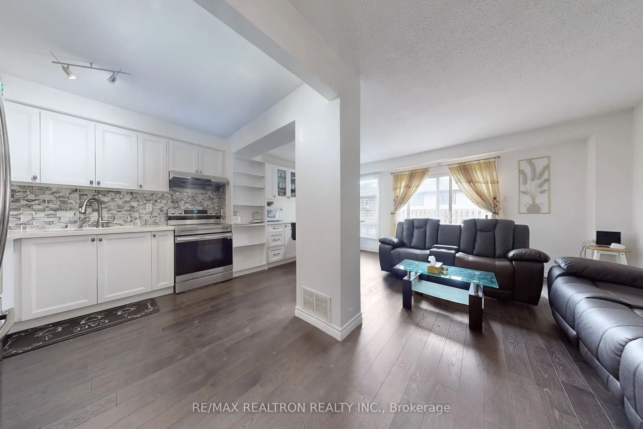 1121 Sandhurst Circle, #20