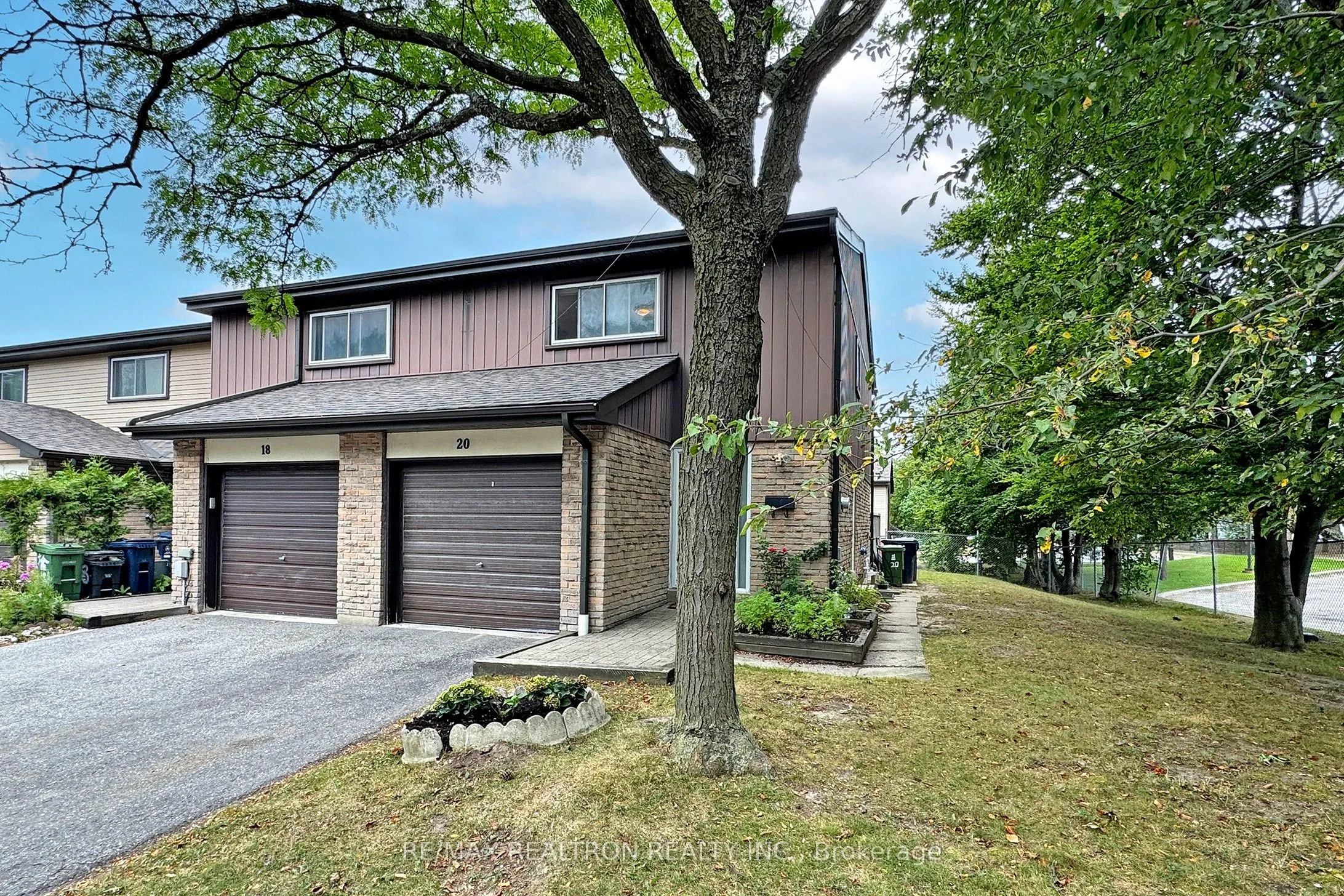 1121 Sandhurst Circle, #20