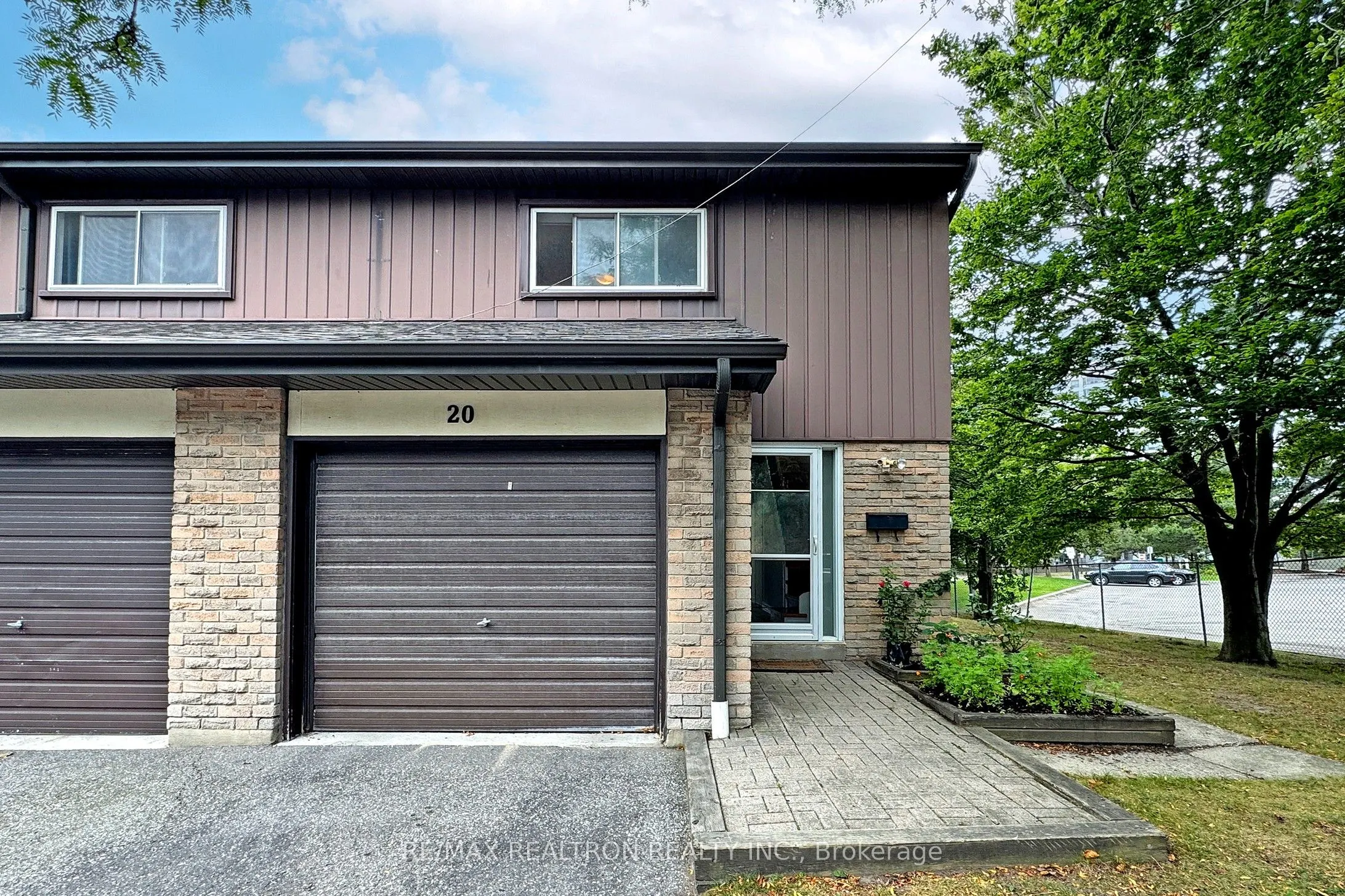 1121 Sandhurst Circle, #20