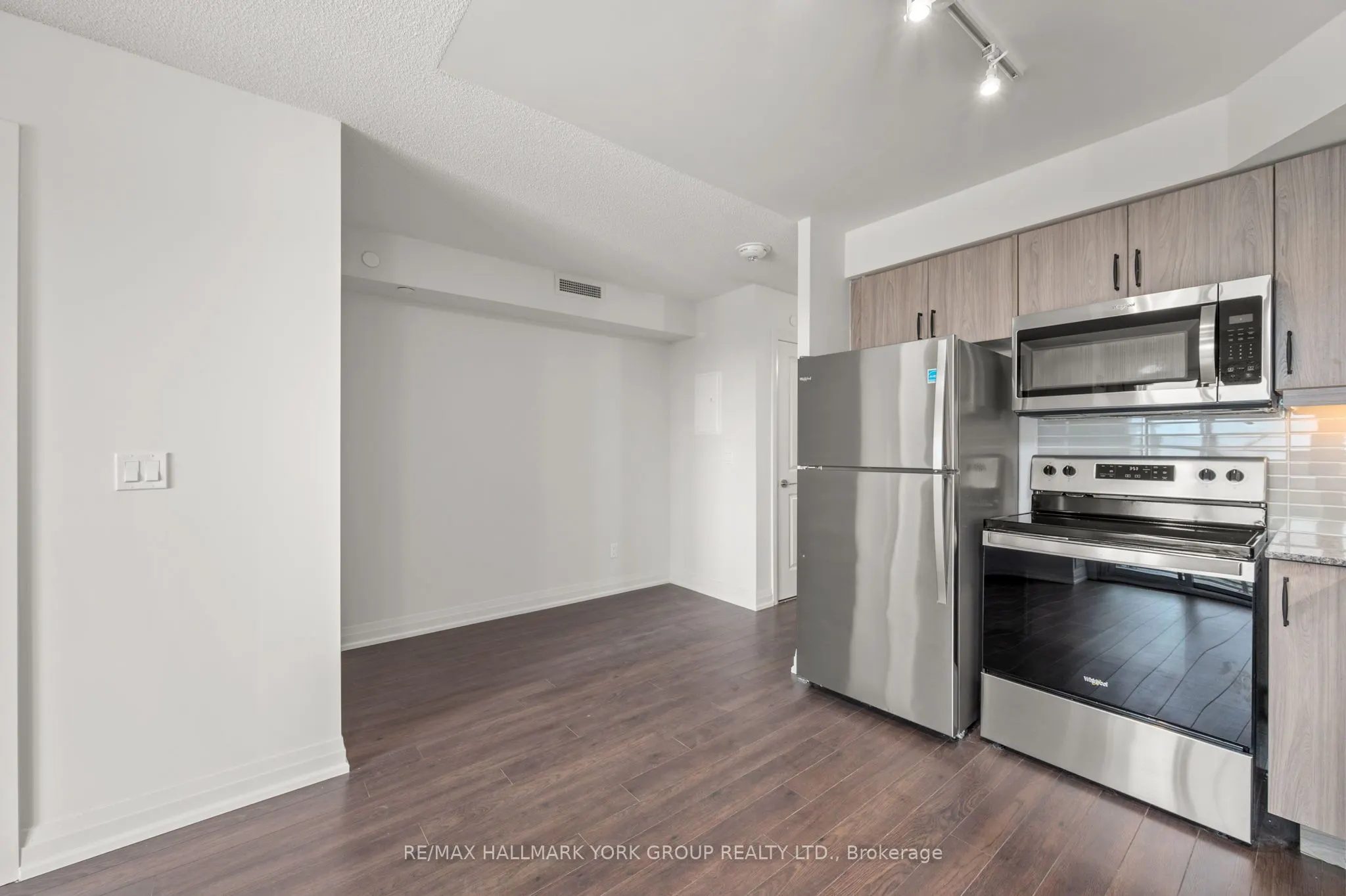 20 Meadowglen Place, #903