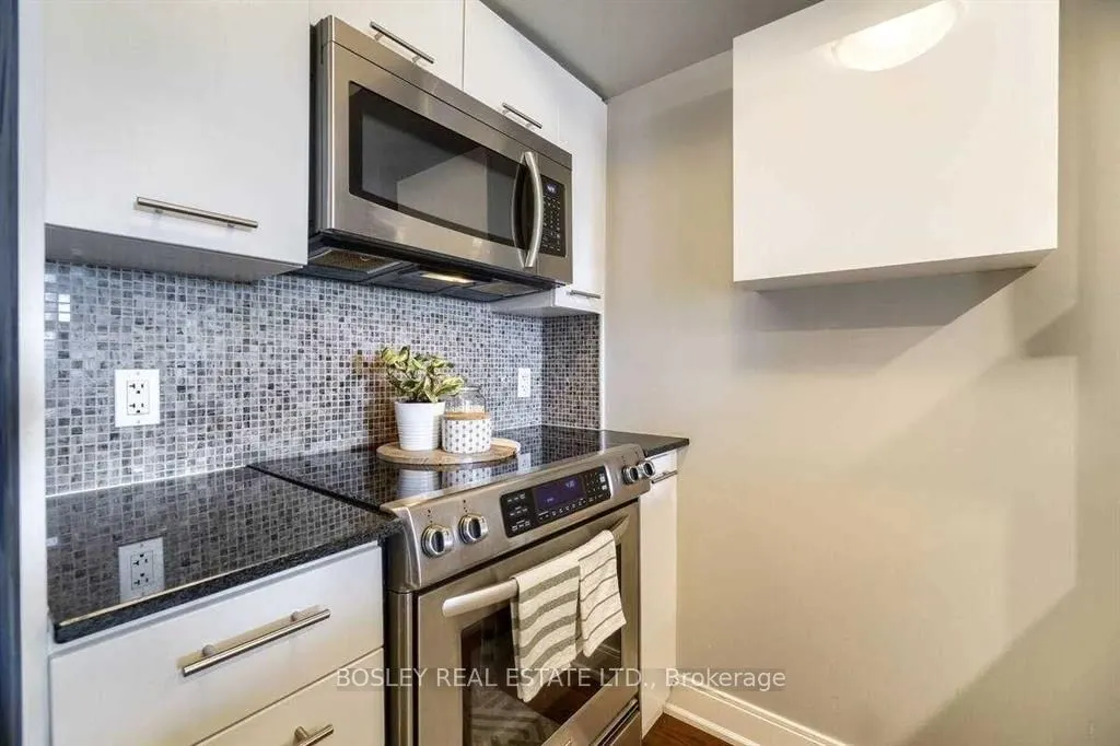 125 Village Green Square, #1108