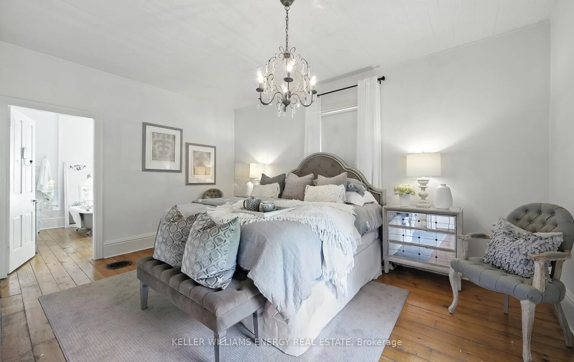 27 Columbus Road E