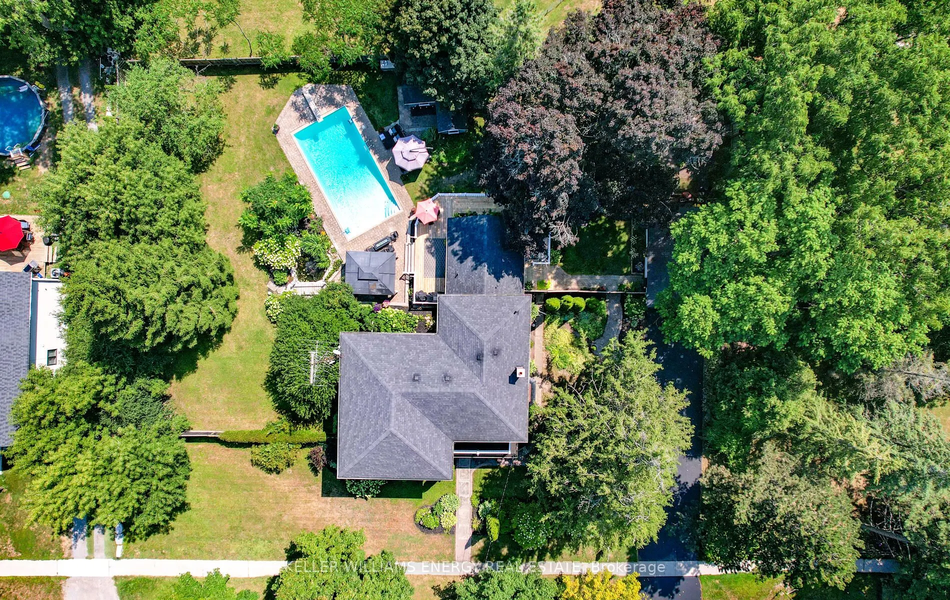 27 Columbus Road E