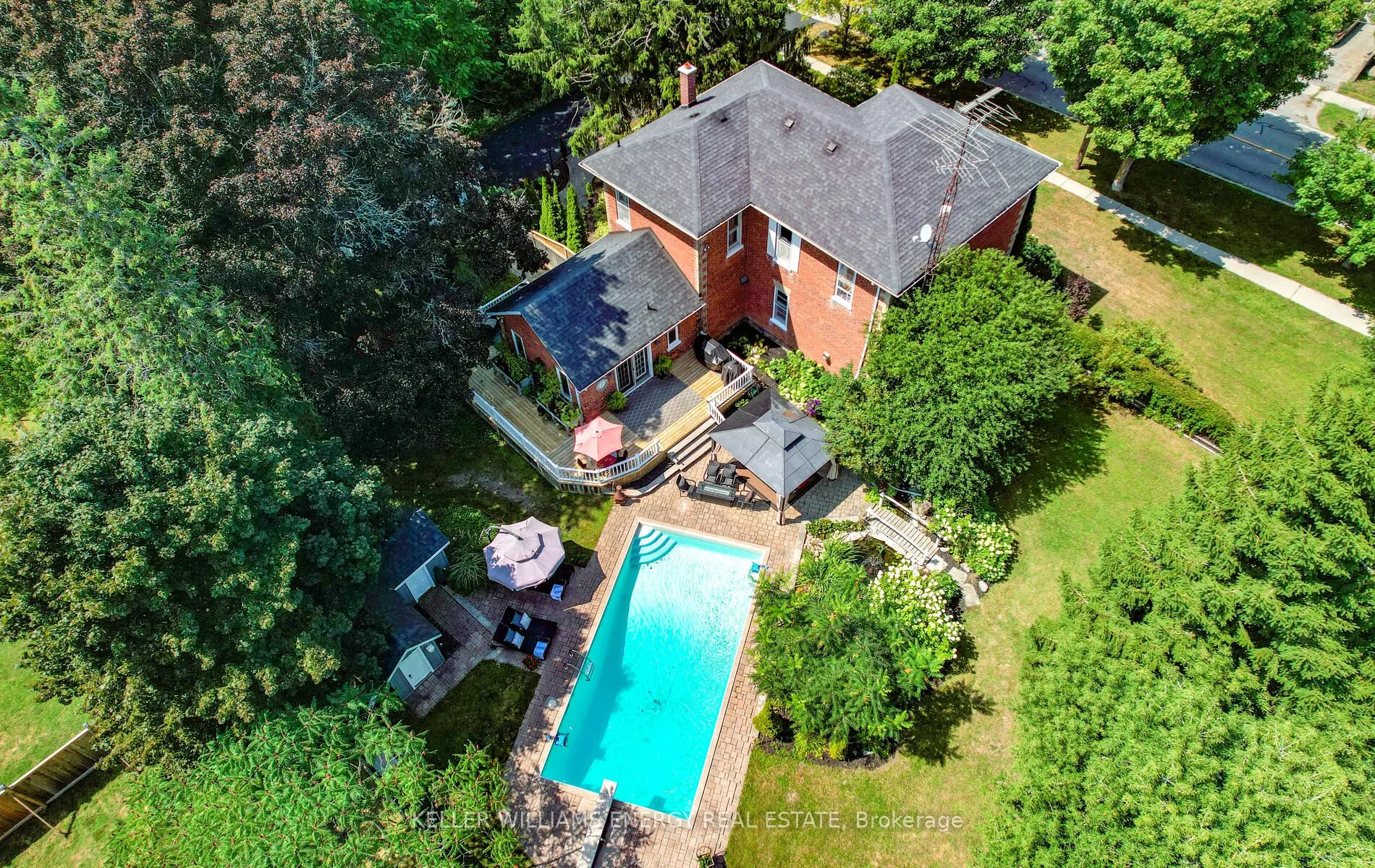 27 Columbus Road E