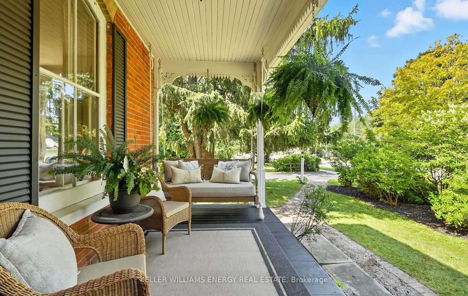 27 Columbus Road E
