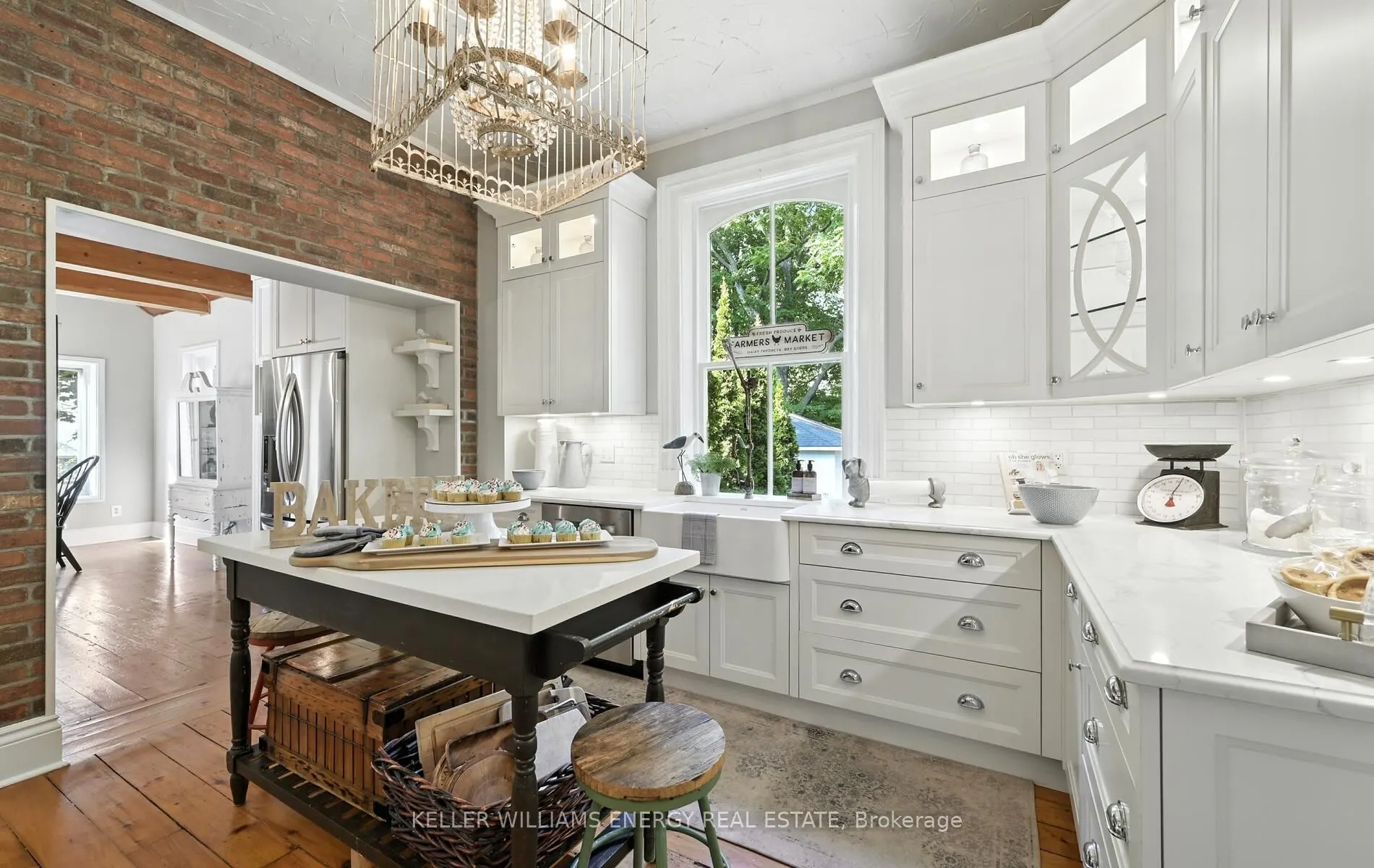27 Columbus Road E