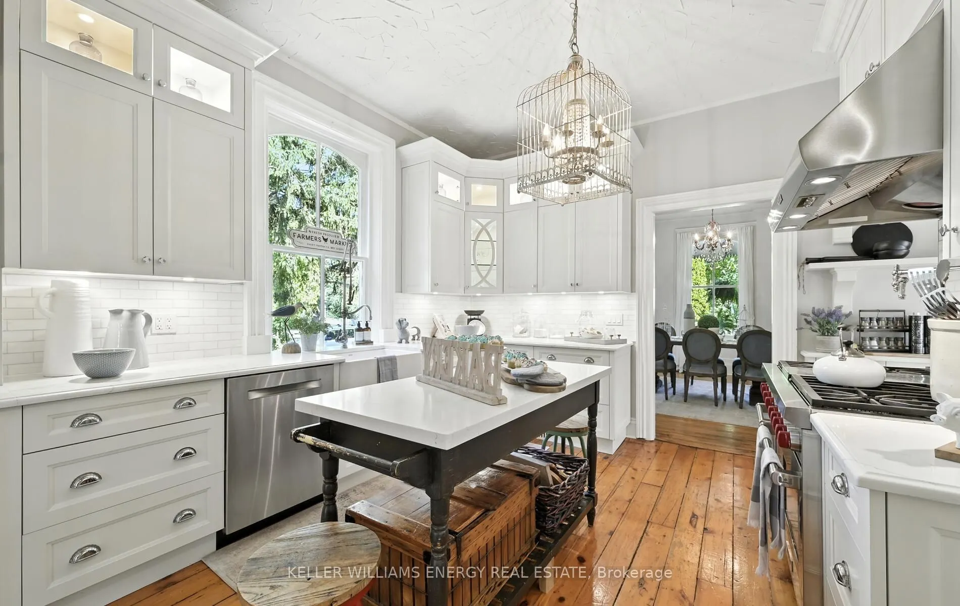 27 Columbus Road E