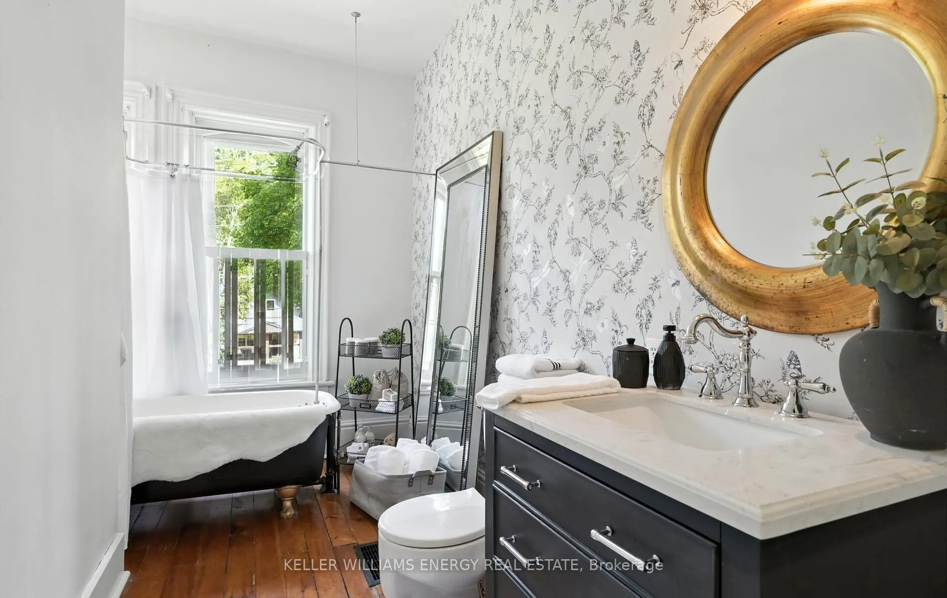 27 Columbus Road E