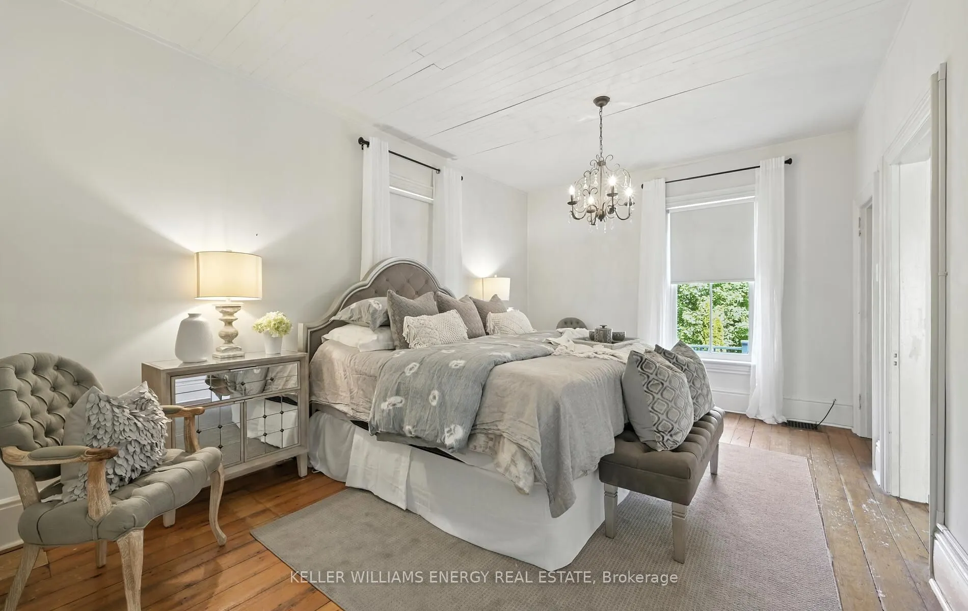 27 Columbus Road E