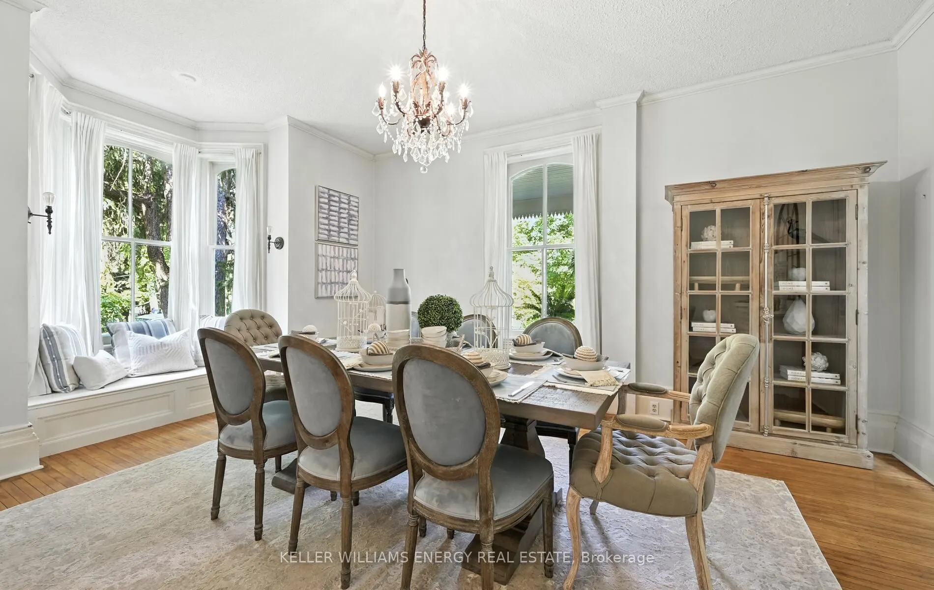 27 Columbus Road E