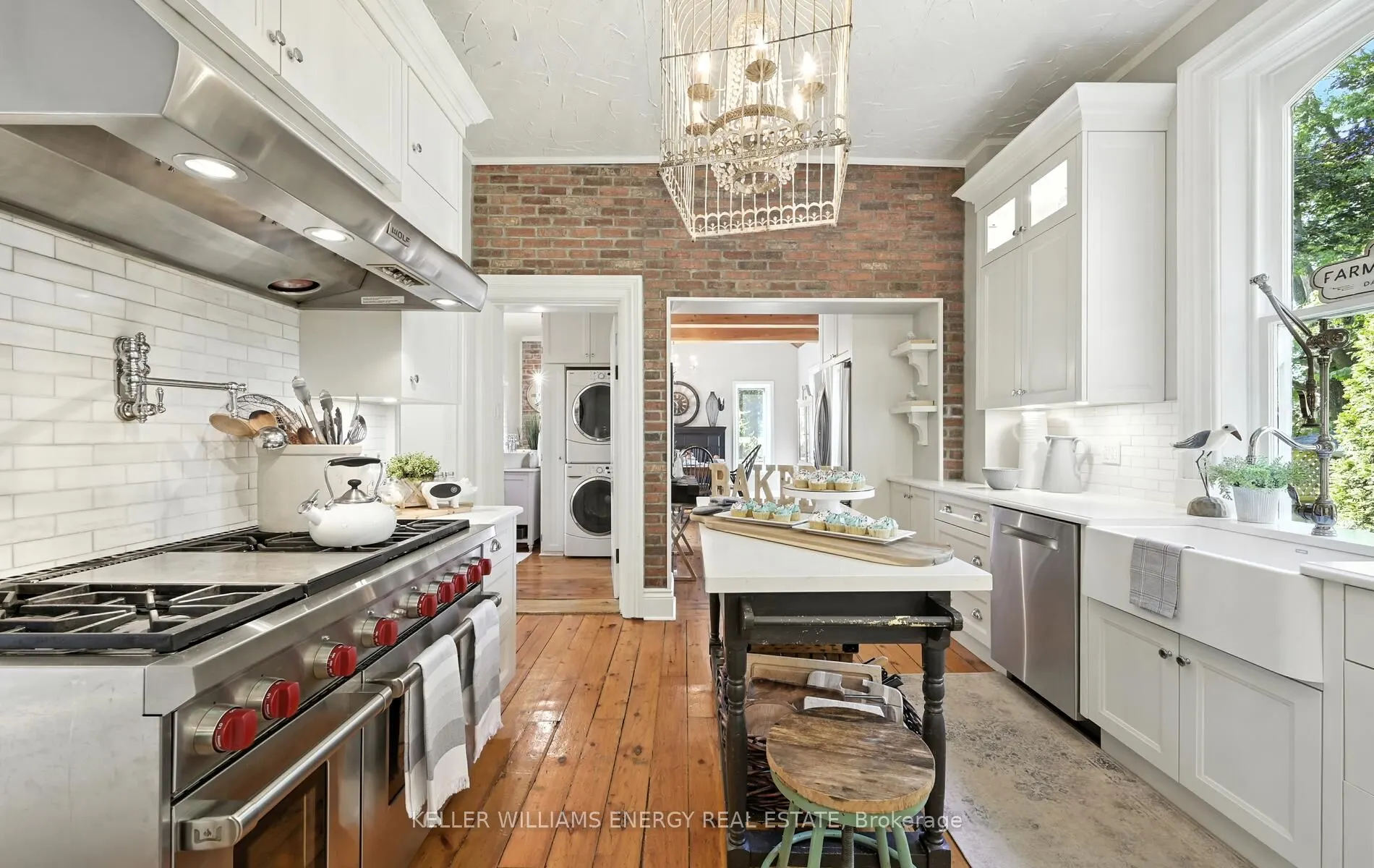27 Columbus Road E