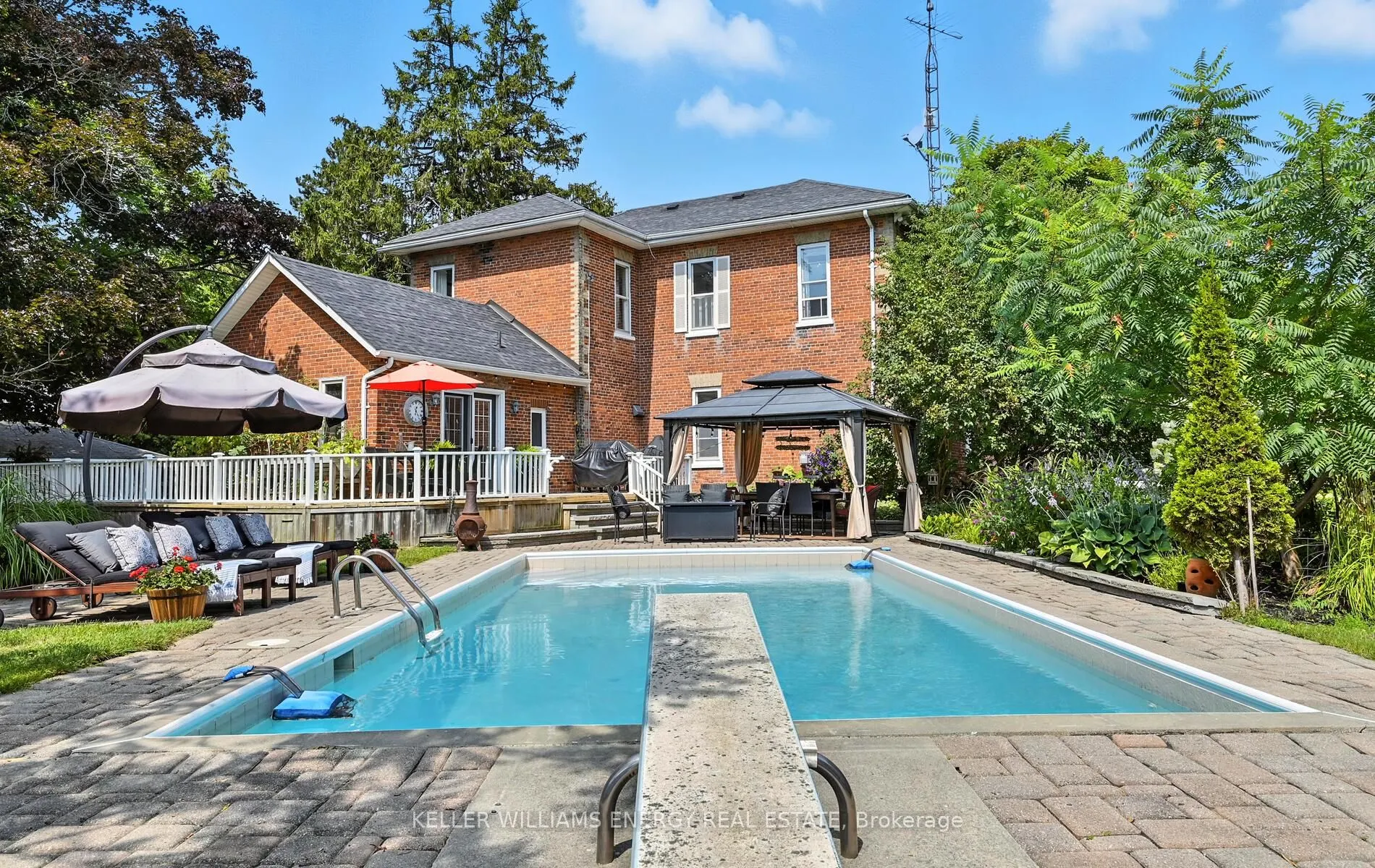 27 Columbus Road E