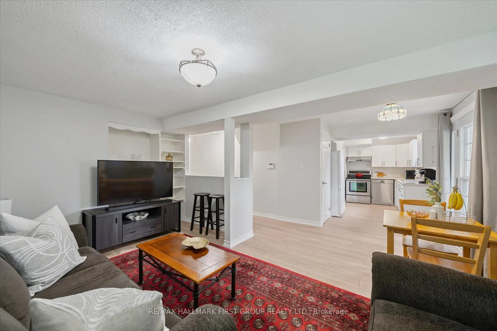2362 Strathmore Crescent W
