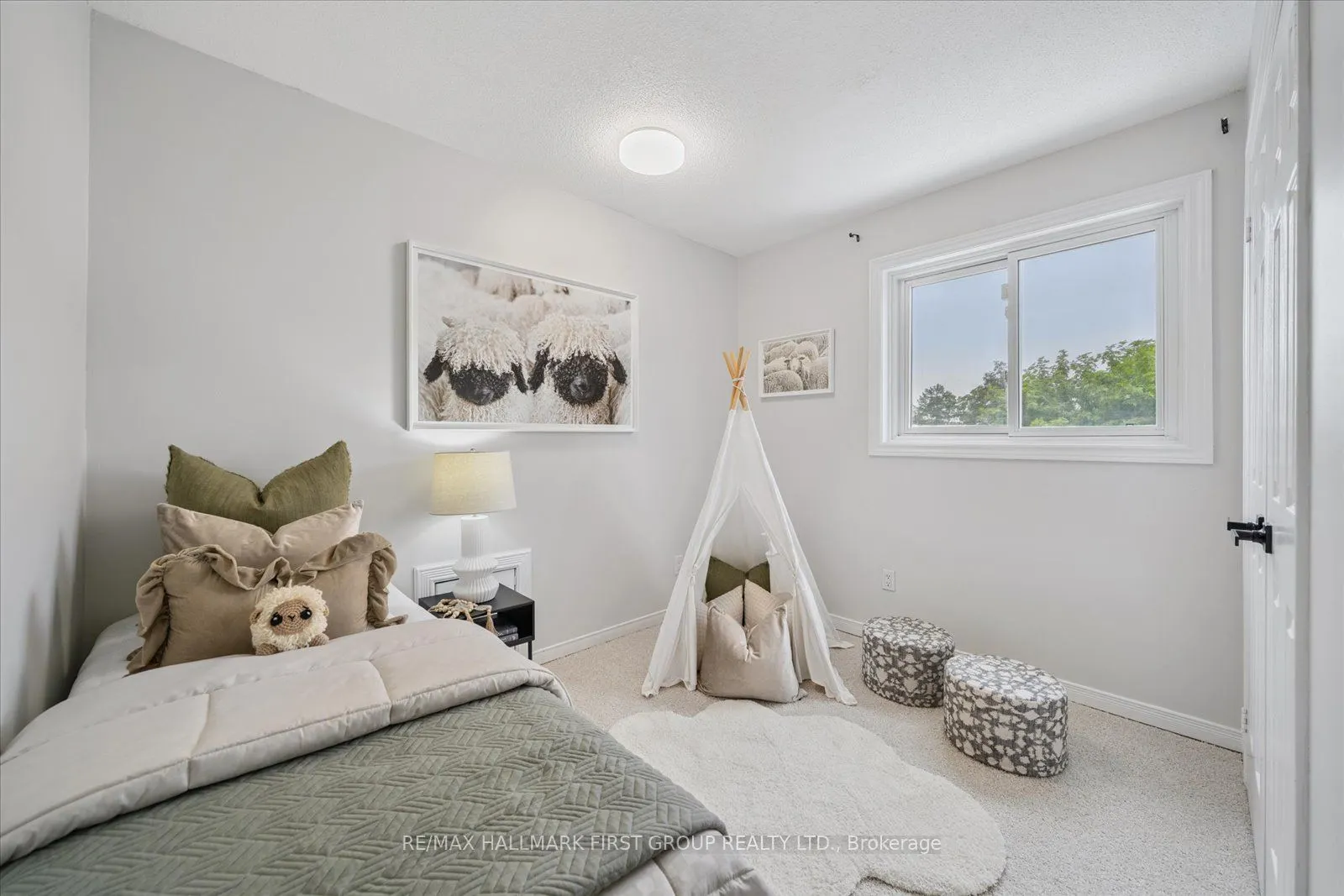 2362 Strathmore Crescent W