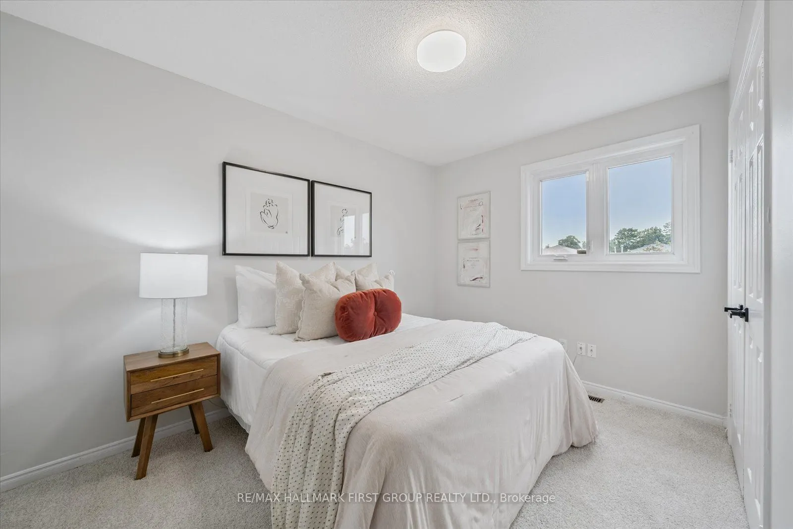 2362 Strathmore Crescent W