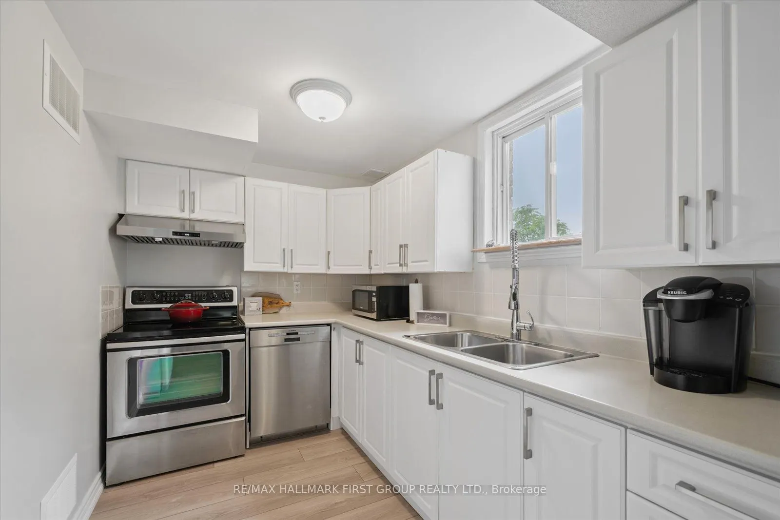 2362 Strathmore Crescent W