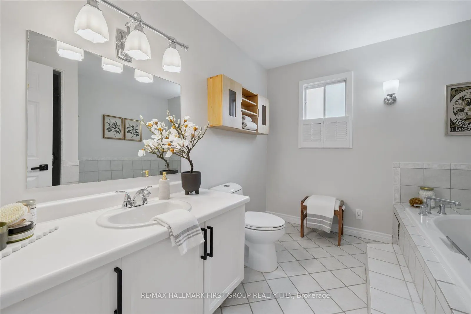 2362 Strathmore Crescent W