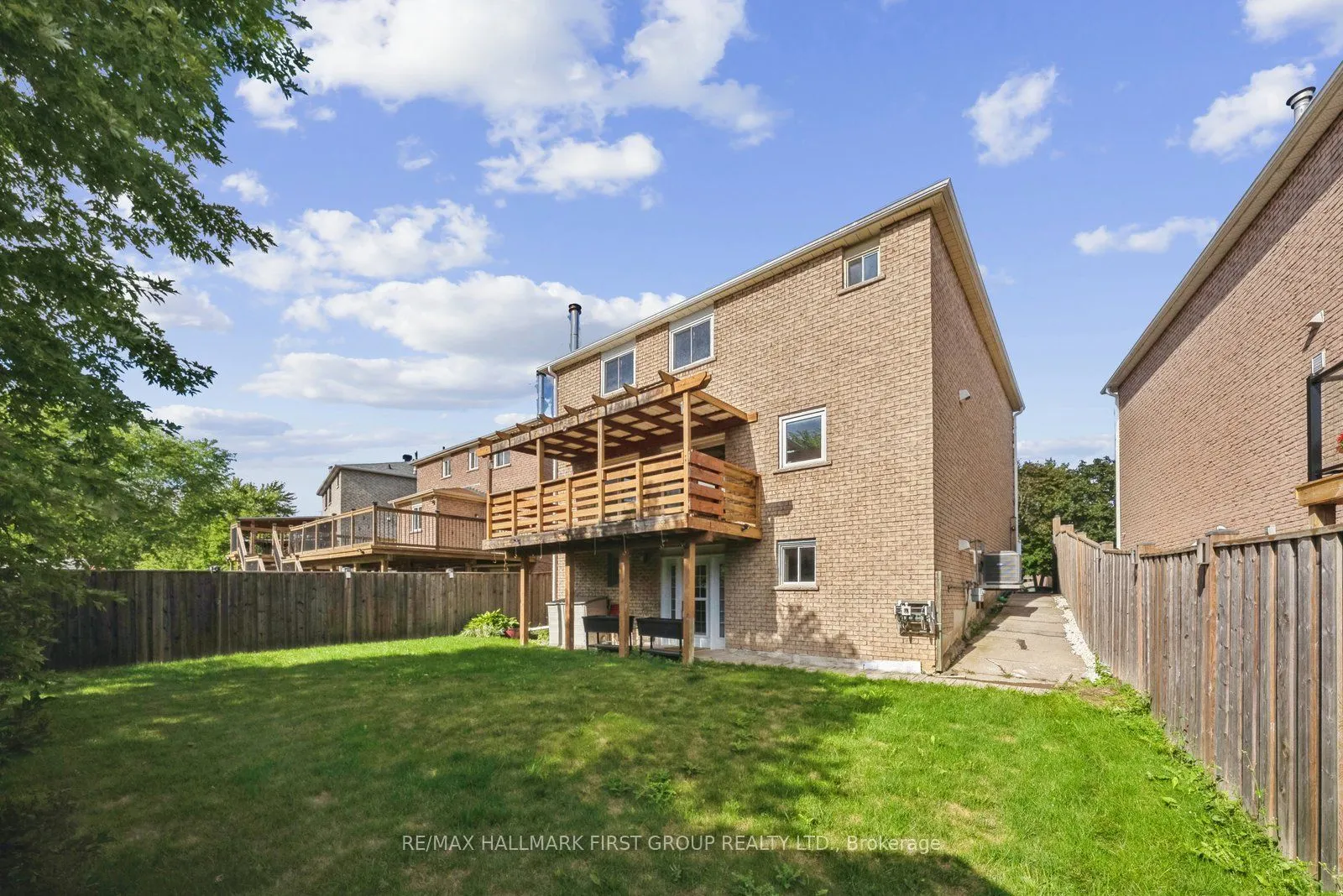 2362 Strathmore Crescent W