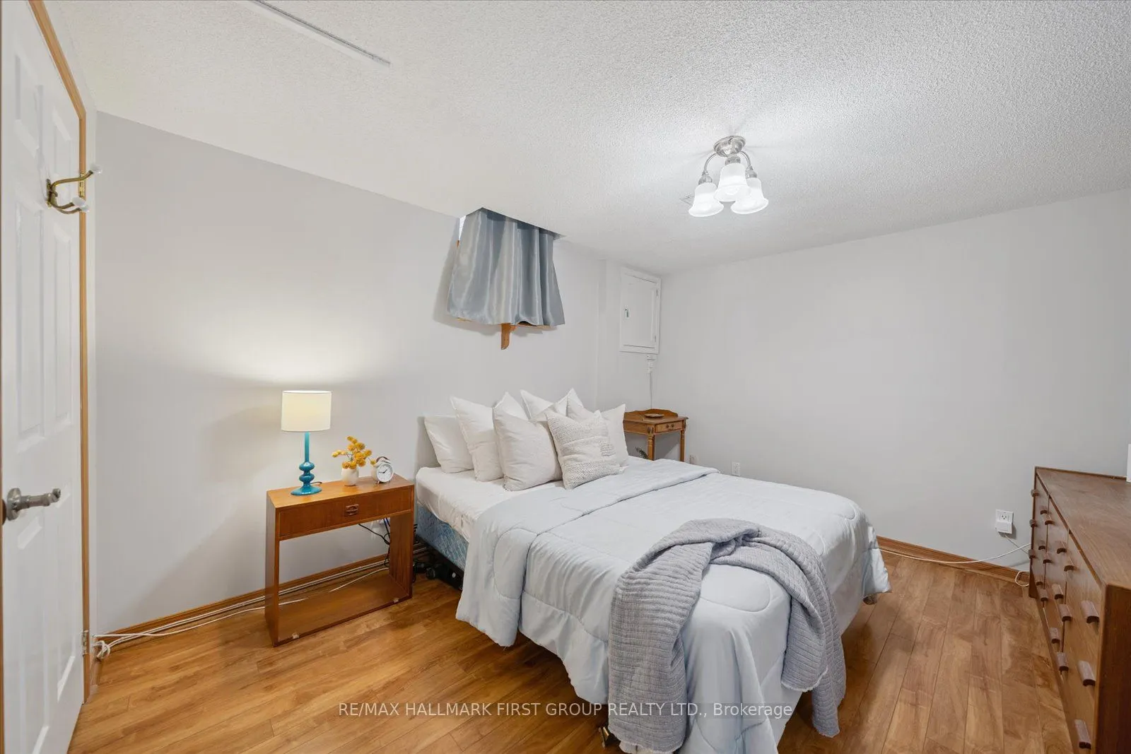 2362 Strathmore Crescent W