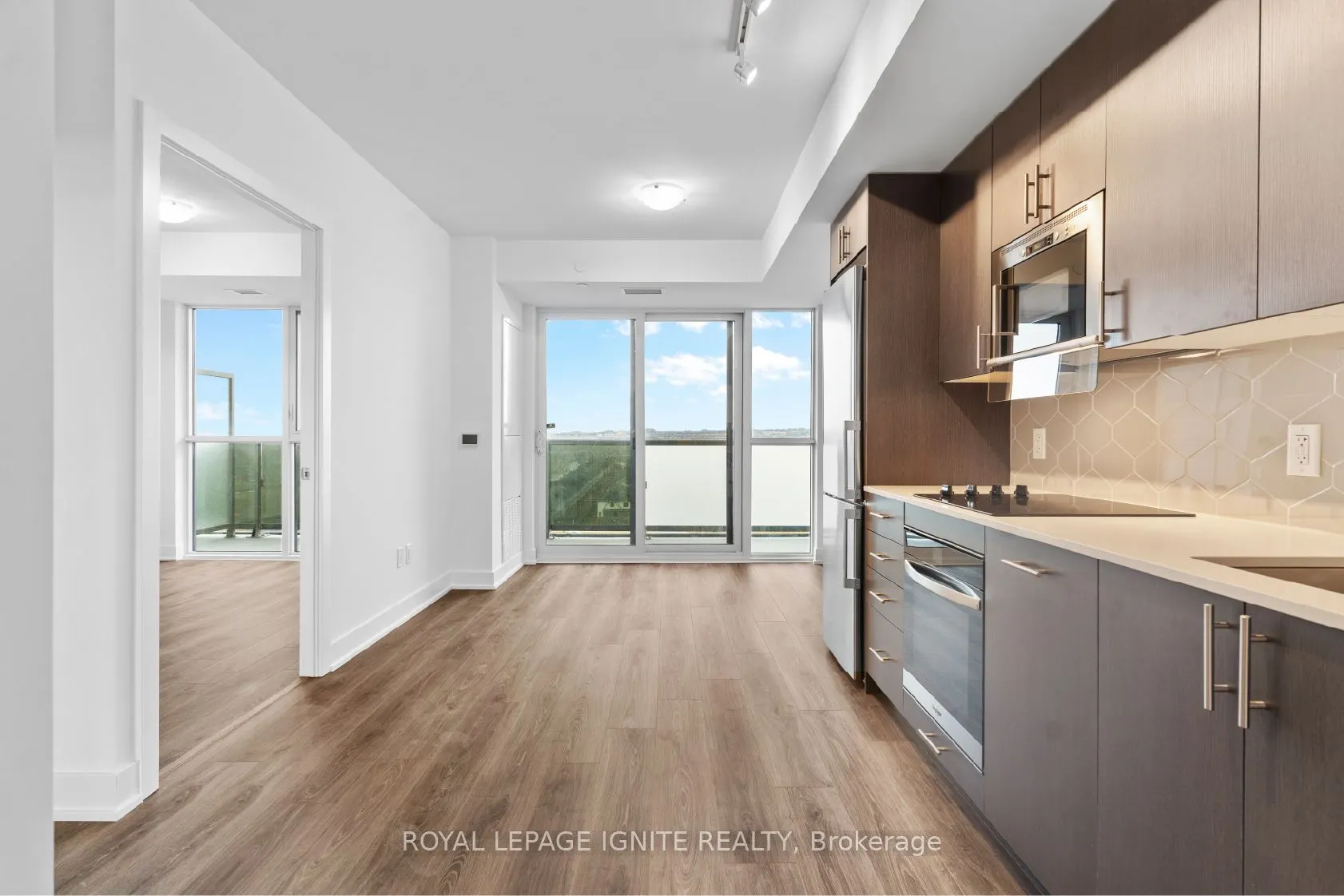 2545 Simcoe Street N, #2701