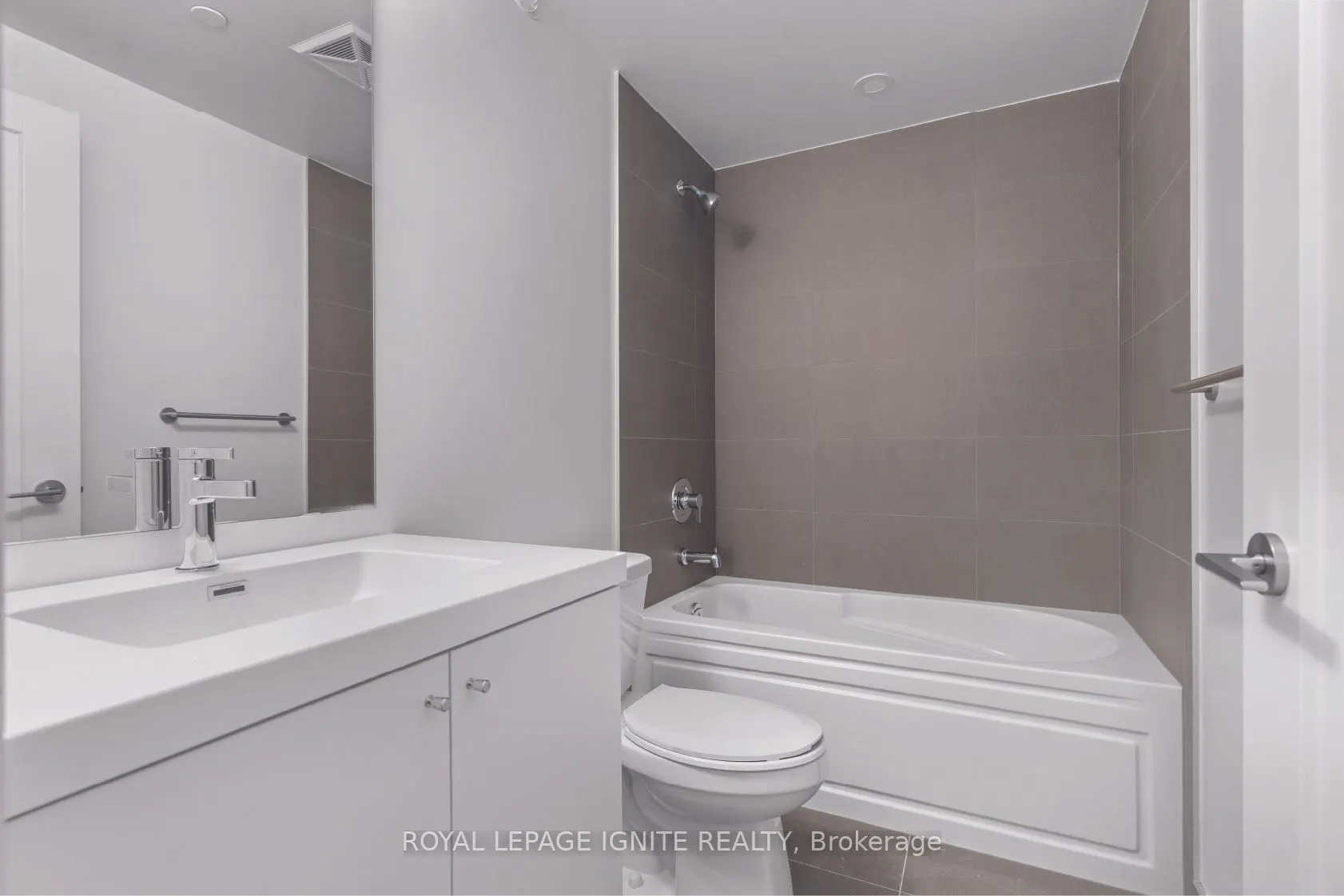 2545 Simcoe Street N, #2701