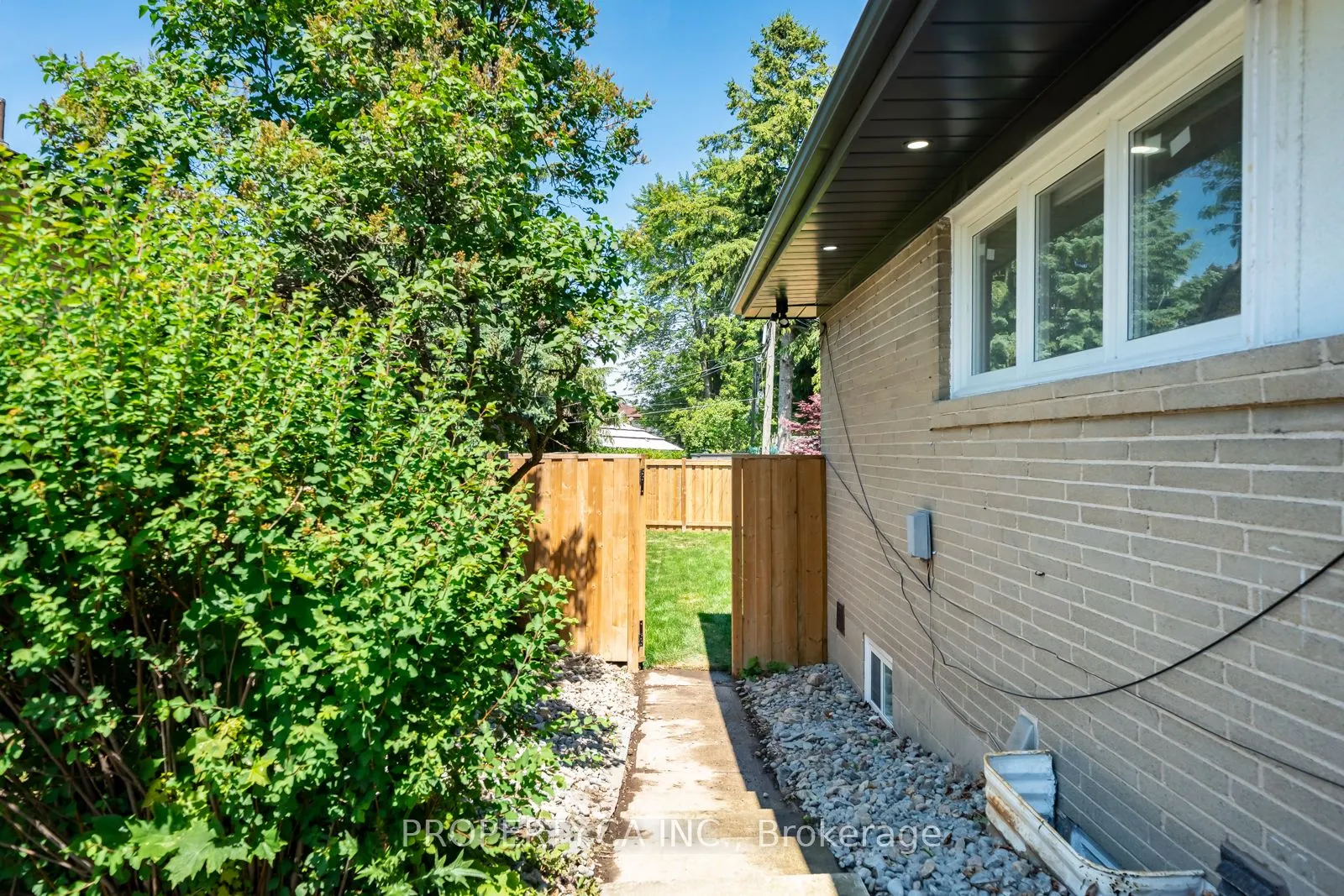 33 Moorecroft Crescent