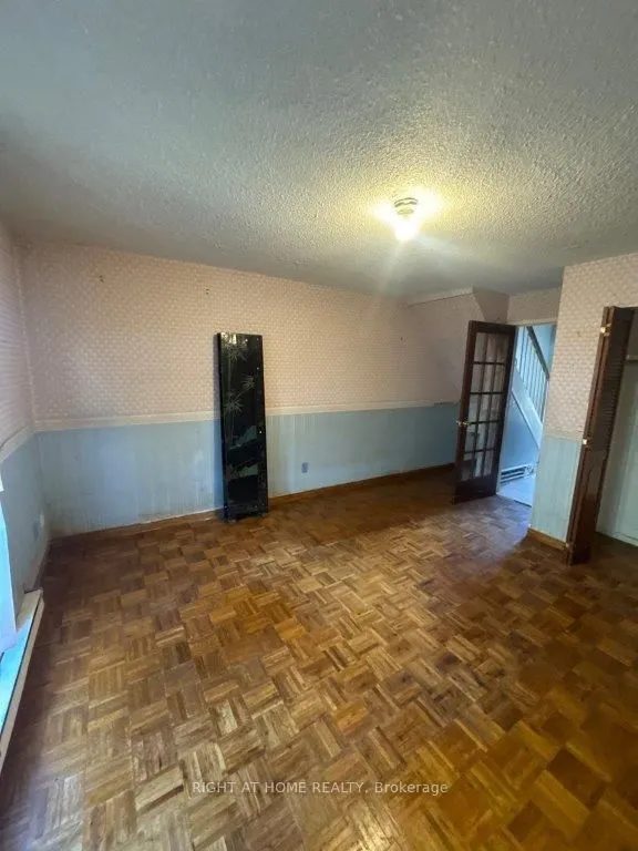 1209 Queen Street E, #5