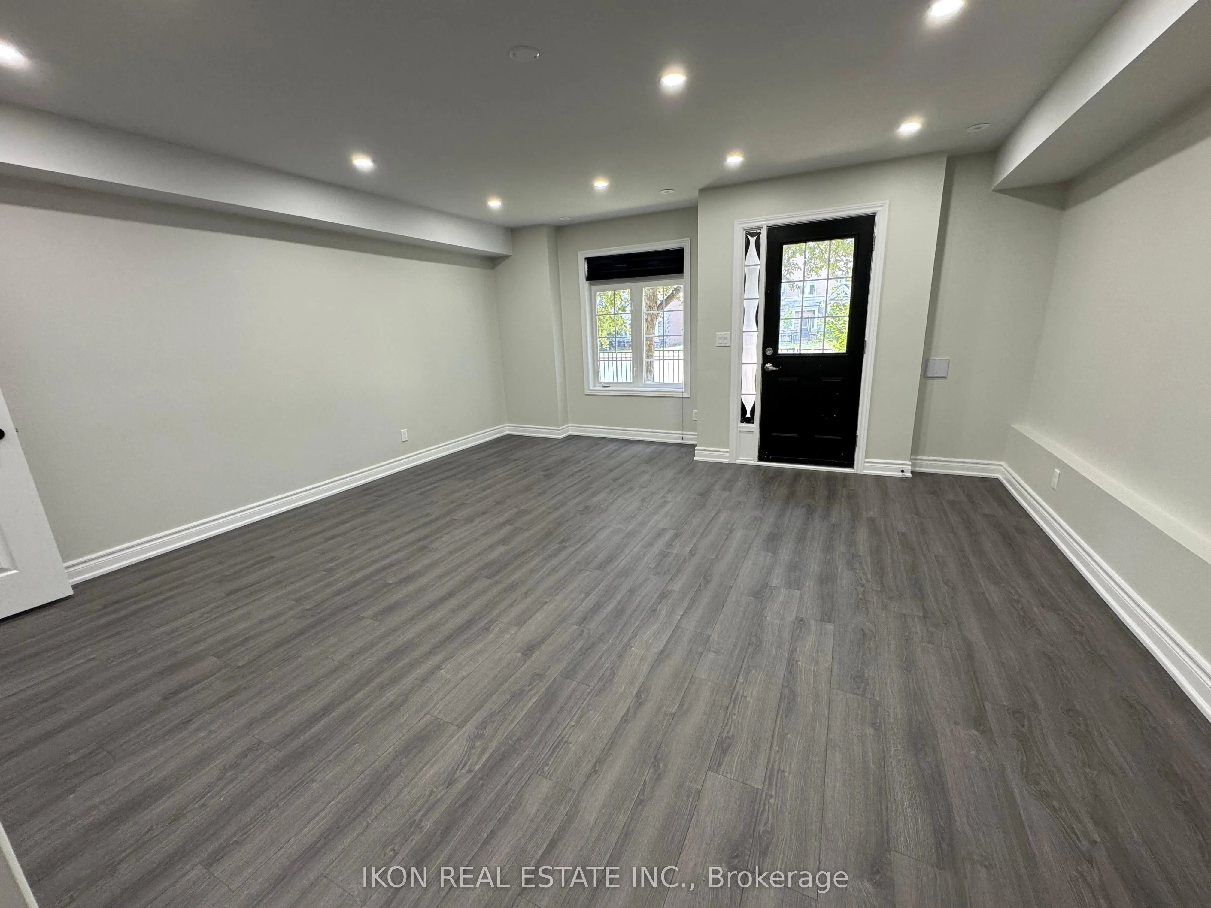 67 Sprucedale Way E, #32