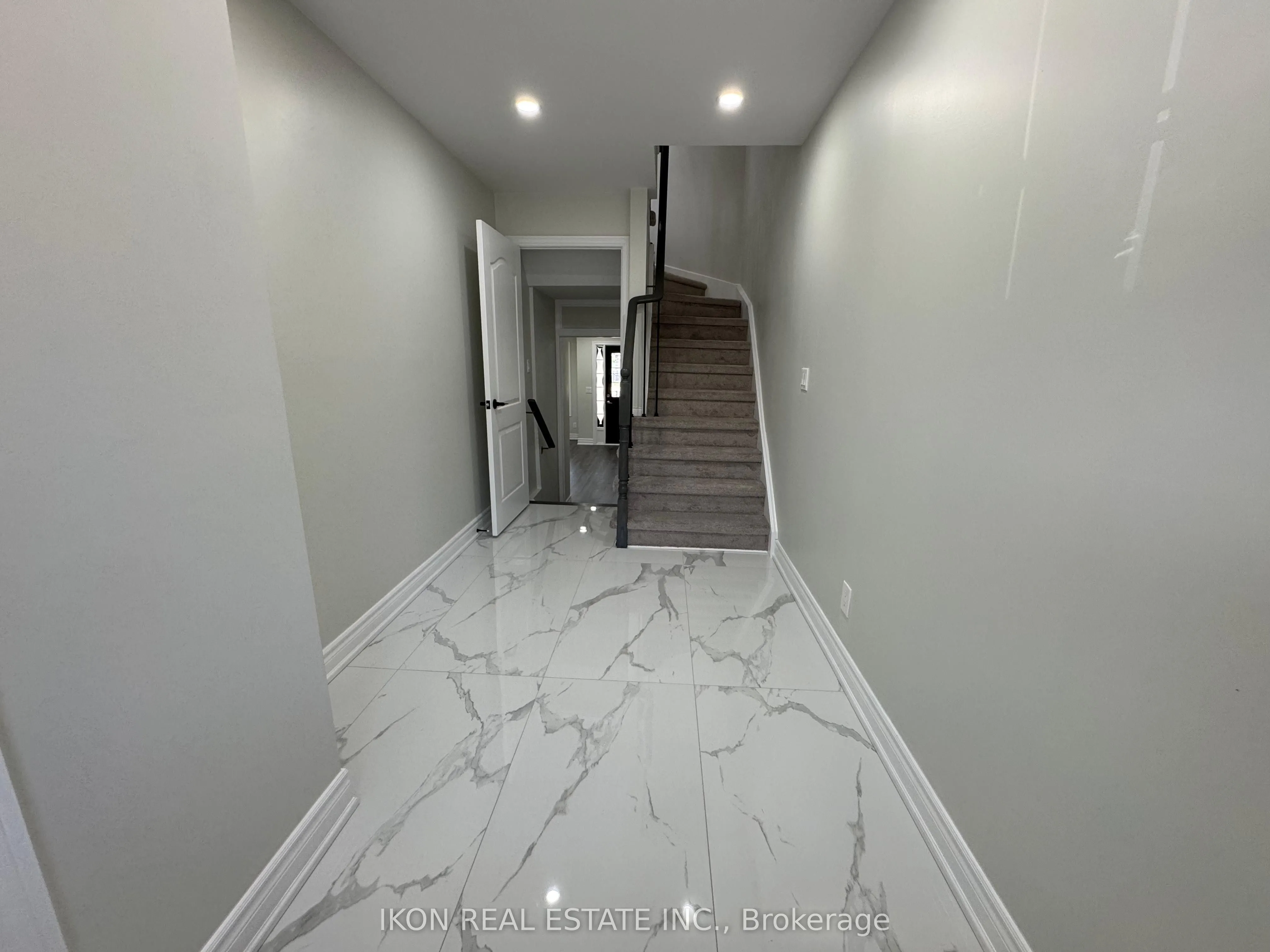 67 Sprucedale Way E, #32