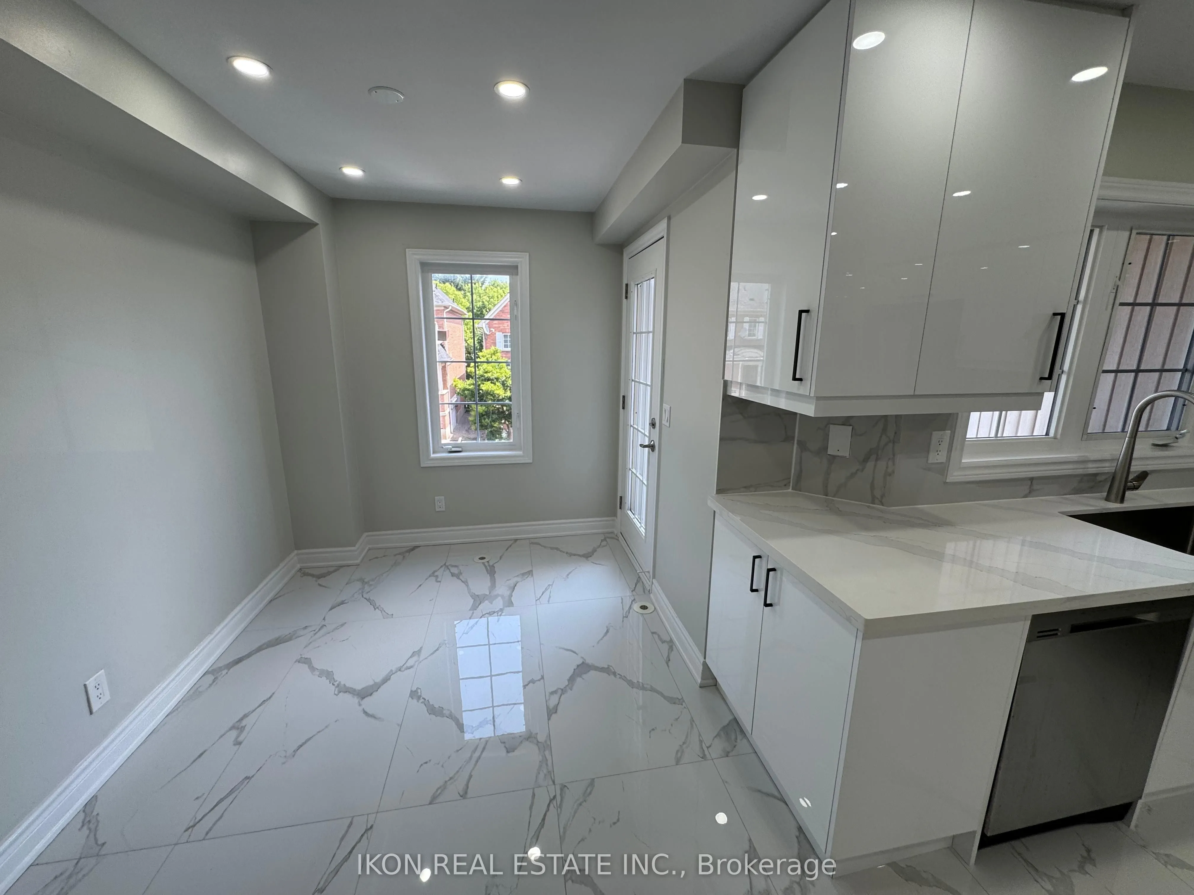 67 Sprucedale Way E, #32