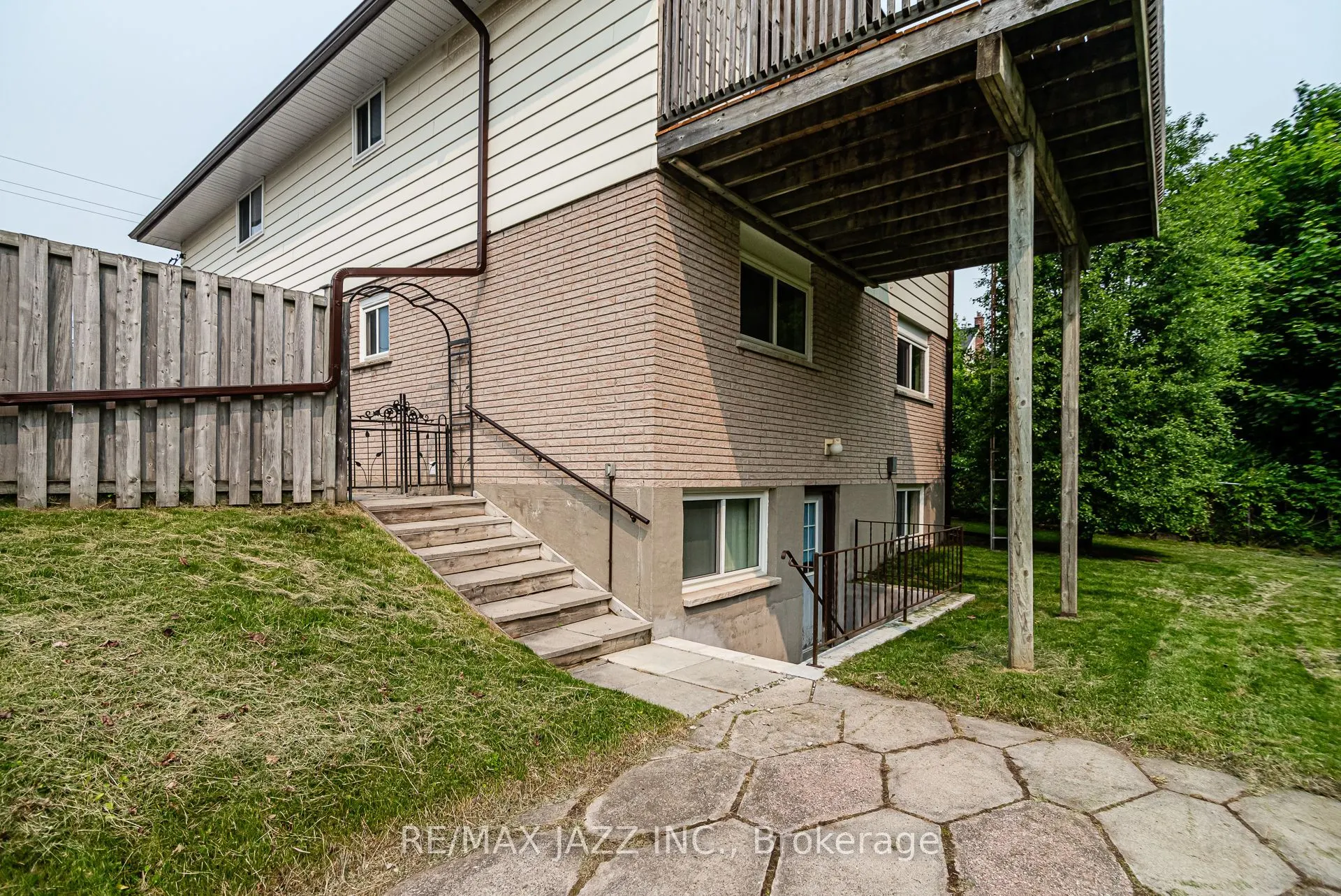 355 Oshawa Boulevard N