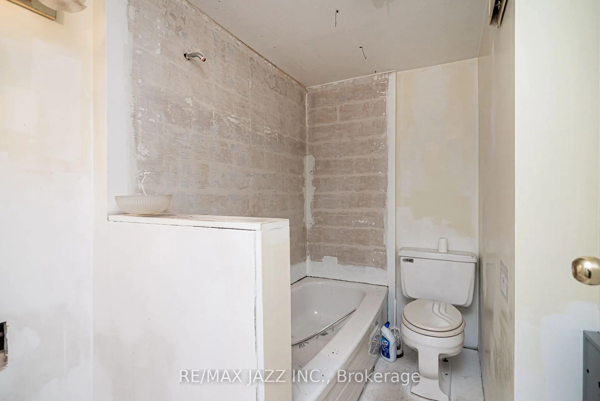 355 Oshawa Boulevard N